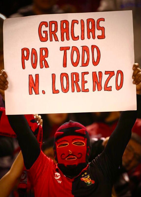 La hinchada de Melgar ya toma las graderías de la UNSA y con muestras de agradecimeinto para Néstor Lorenzo. FOTOS: Movistar Deportes