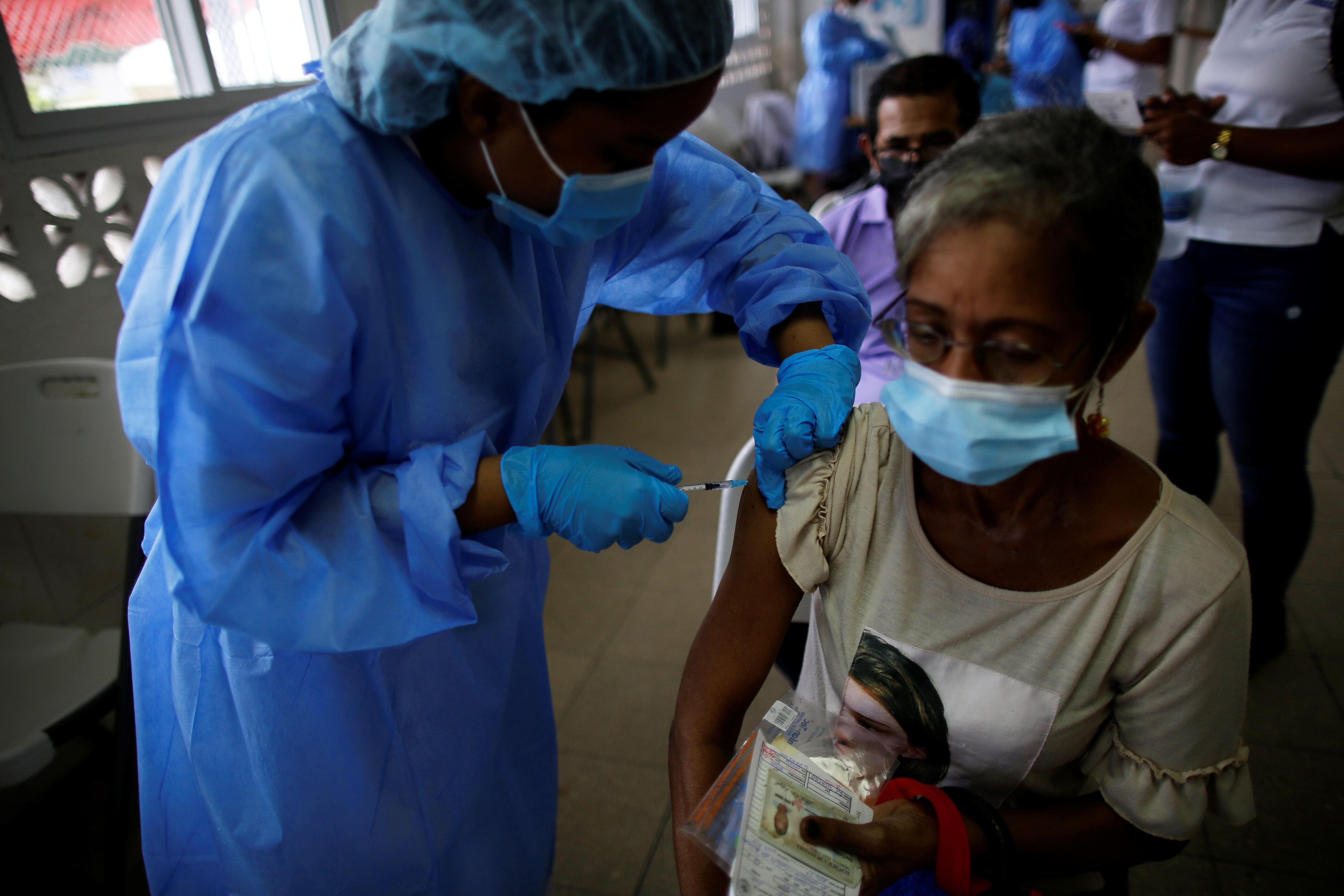 Personal médico coloca la tercera dosis con la vacuna Pfizer en el centro de salud de El Chorrillo en Ciudad de Panamá (EFE/Bienvenido Velasco)
