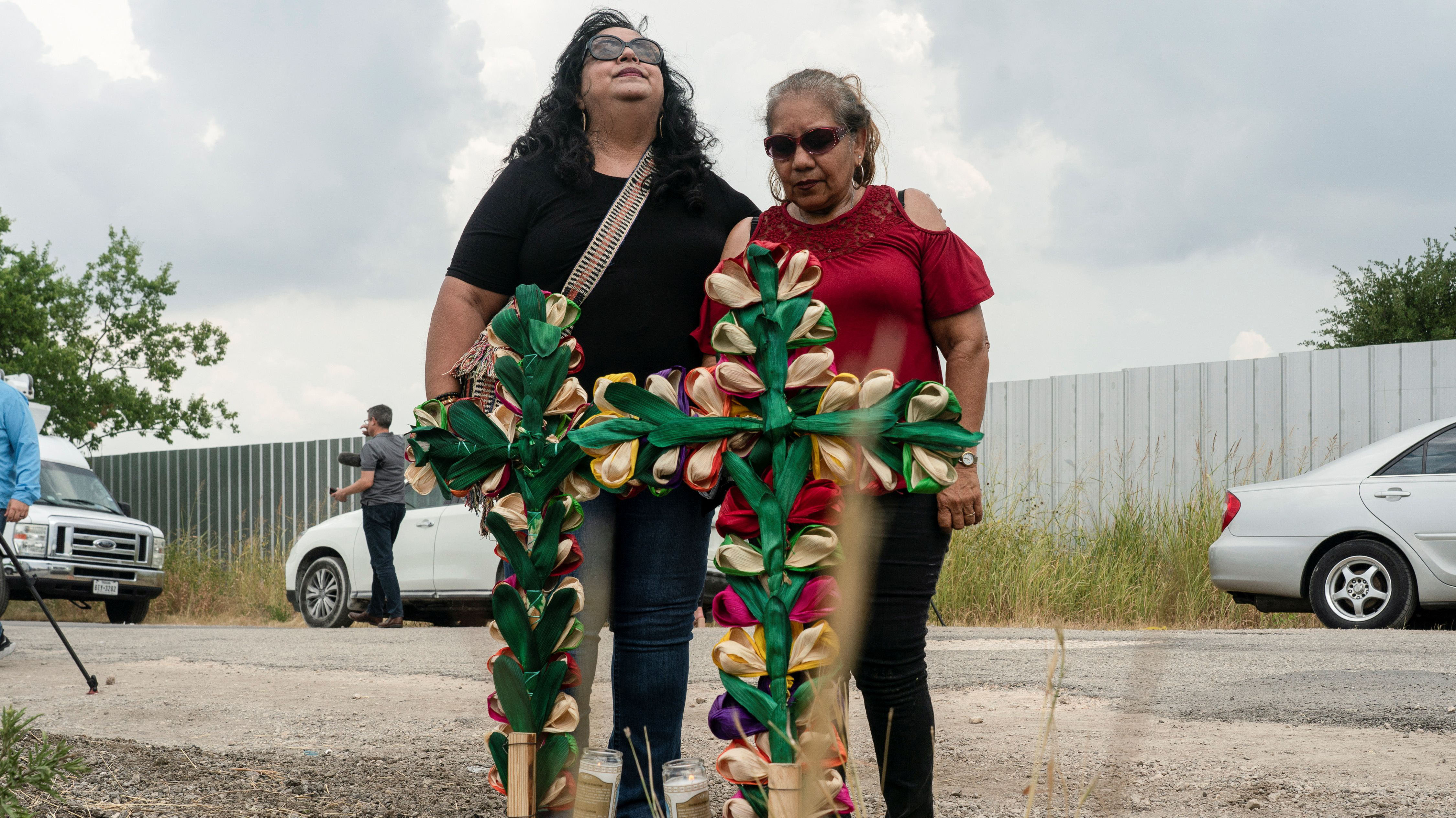 Dejan ofrendas a los migrantes  muertos en Texas (Foto: REUTERS/Go Nakamura)