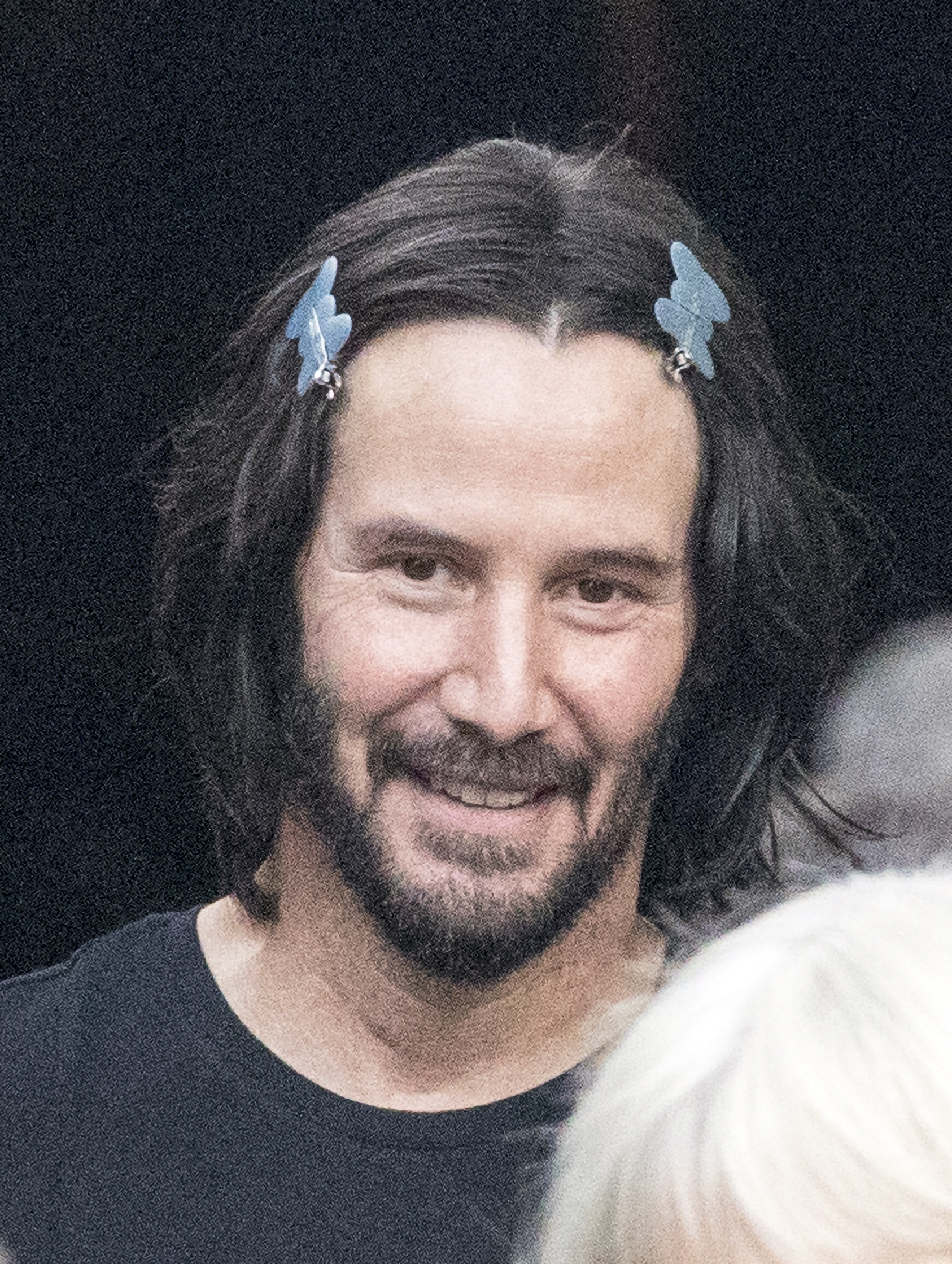 En acción. Keanu Reeves fue visto en el set de filmación de "John Wick" en Alemania. Lucía el pelo largo por sus hombros y lo llevaba recogido con dos hebillas