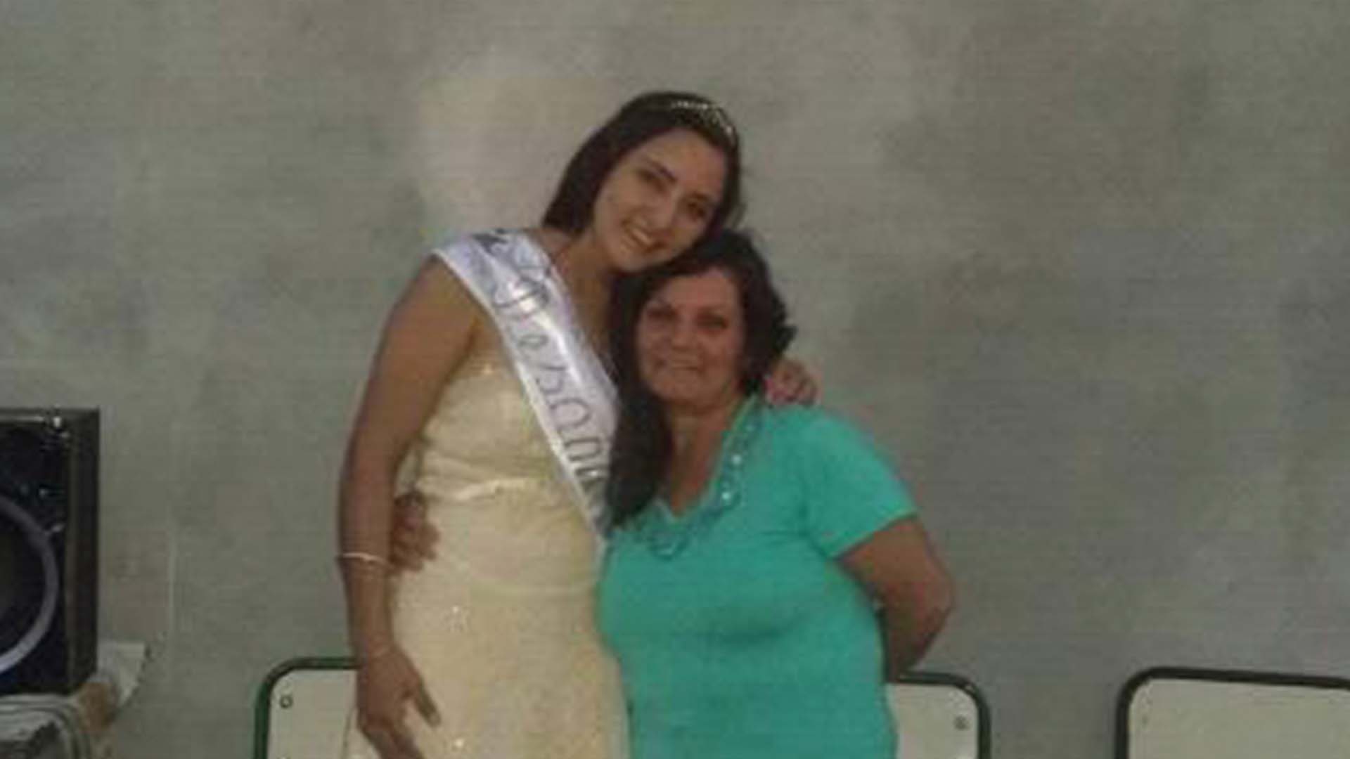 María del Valle González López con su madre, durante un concurso de belleza en 2016