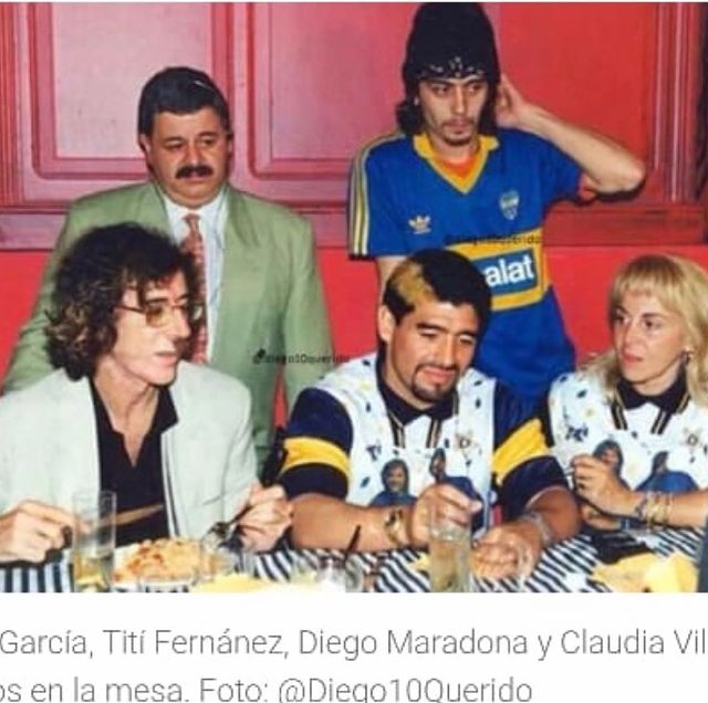 En el festejo por la vuelta de Maradona a Boca. Fue luego del triunfo 1-0 a Colón. Tití al lado del Zorrito Vön Quintiero. Sentados, Charly García, Diego y Claudia Villafañe (IG: @titifernandez2606)