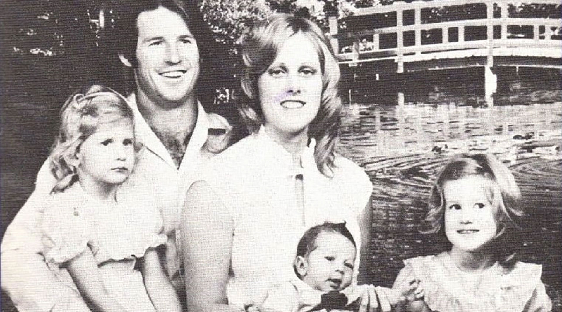 La apariencia de la feliz familia Downs antes de la debacle: Steve y Diane, y debajo Christie, Cheryl y Danny