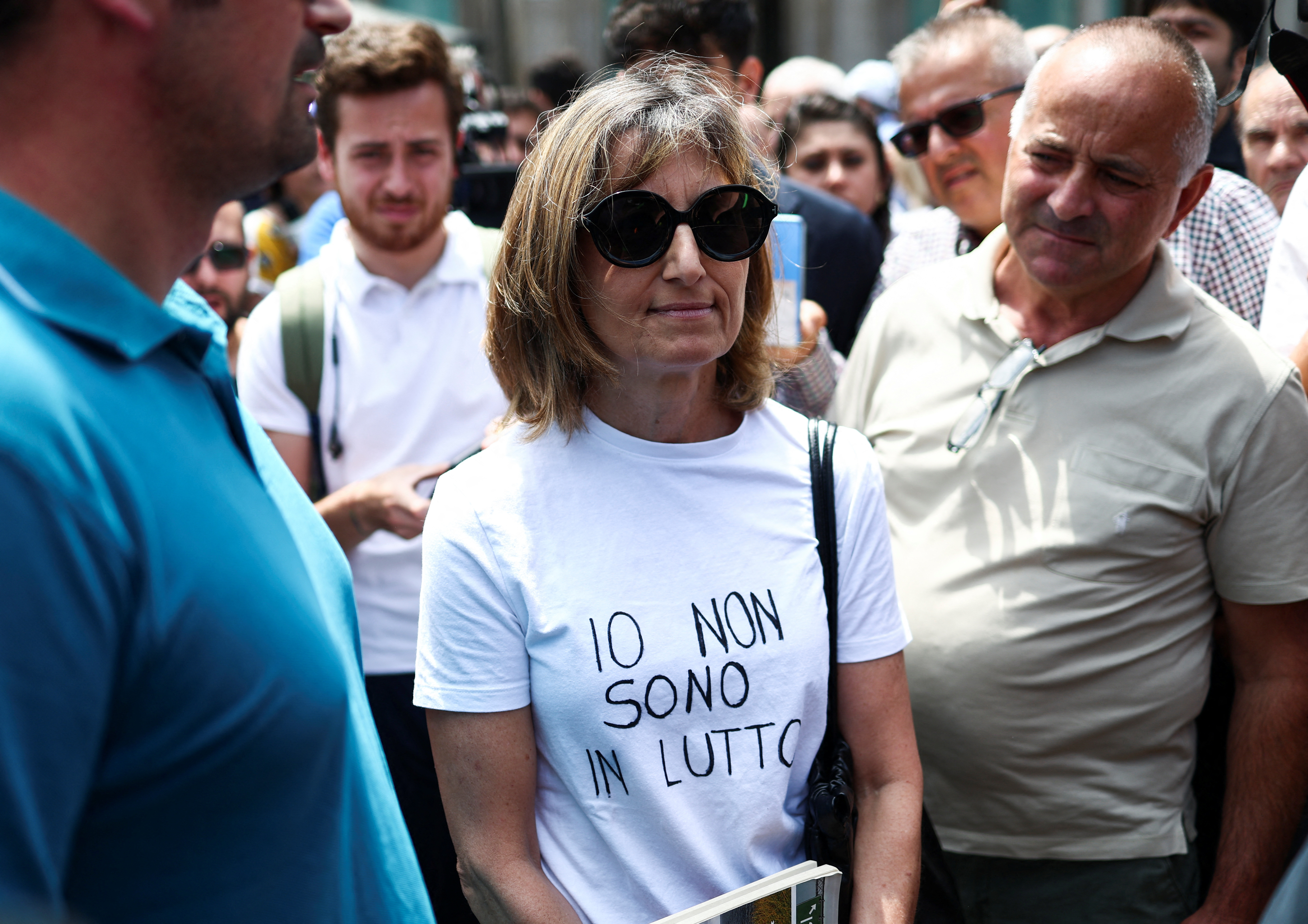 Una mujer lleva una camiseta en la que se lee "No estoy de luto"(REUTERS/Guglielmo Mangiapane)