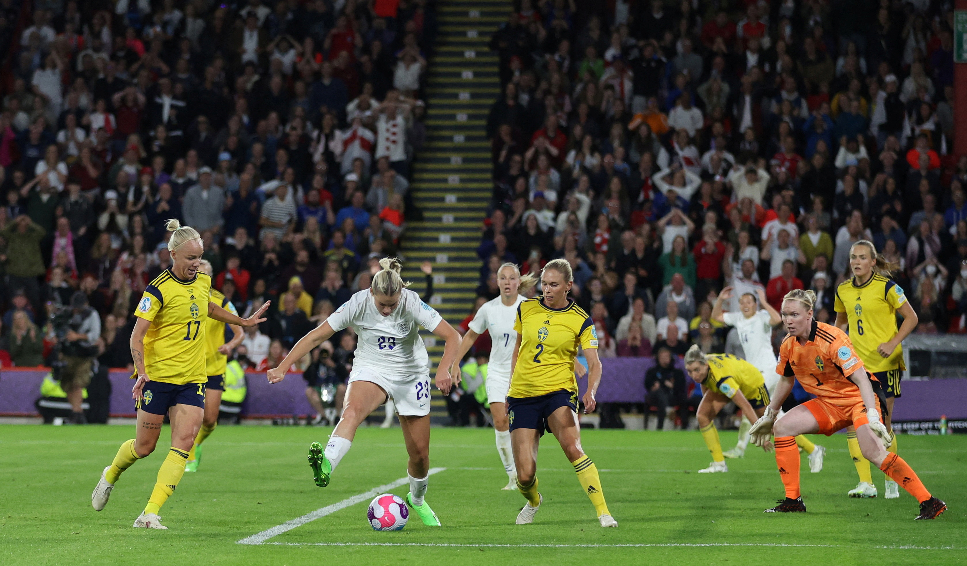 Alessia Russo, a punto de meter el taco que valió el tercer tanto para Inglaterra (REUTERS/Carl Recine)