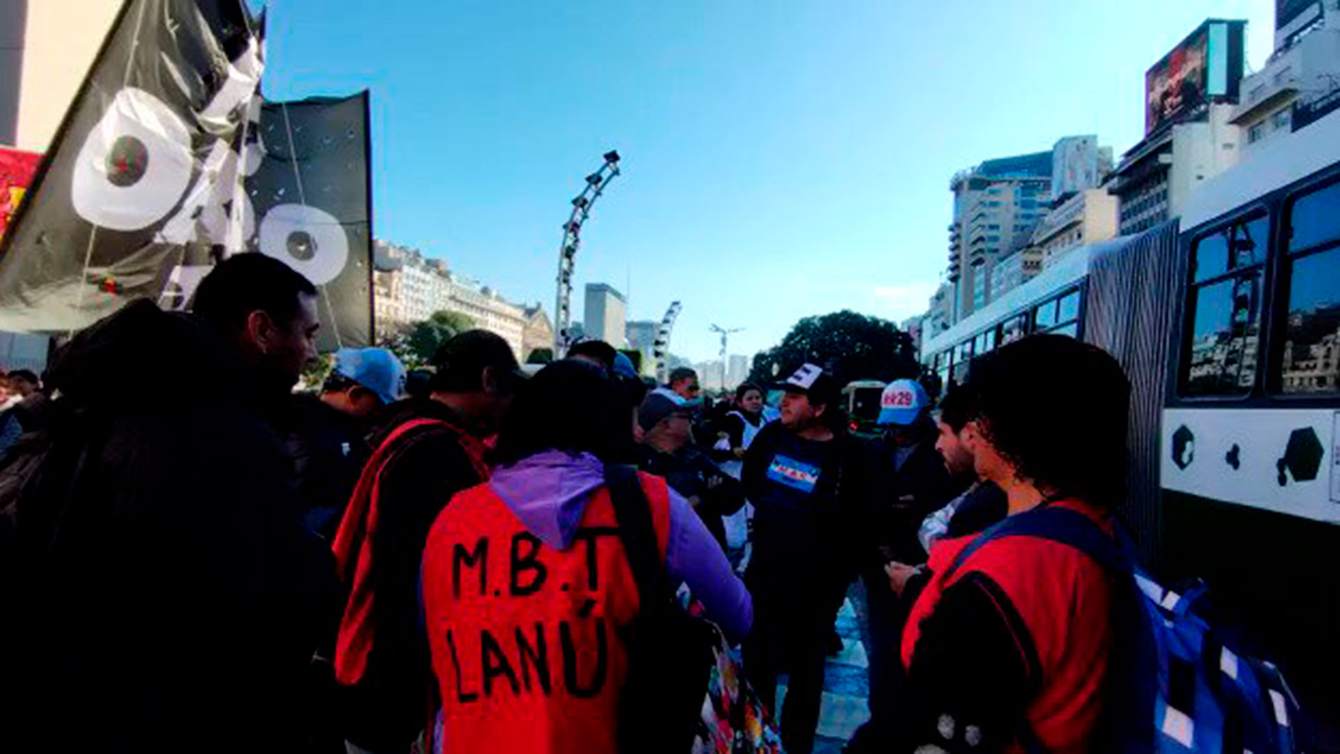 Movimientos sociales protestan en el Obelisco en contra de una ley antipiquetes