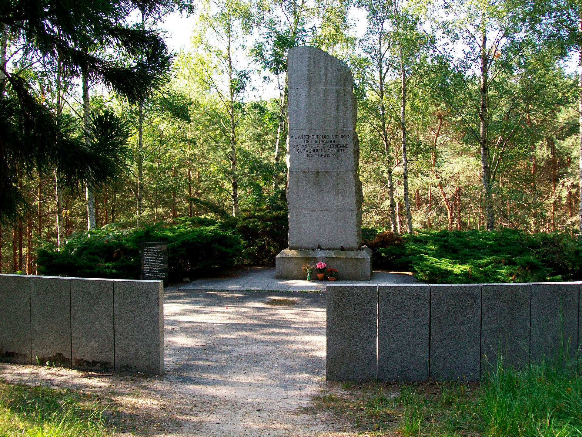 Monumento a las 346 víctimas situado en el bosque de Ermenonville. (Wikipedia)