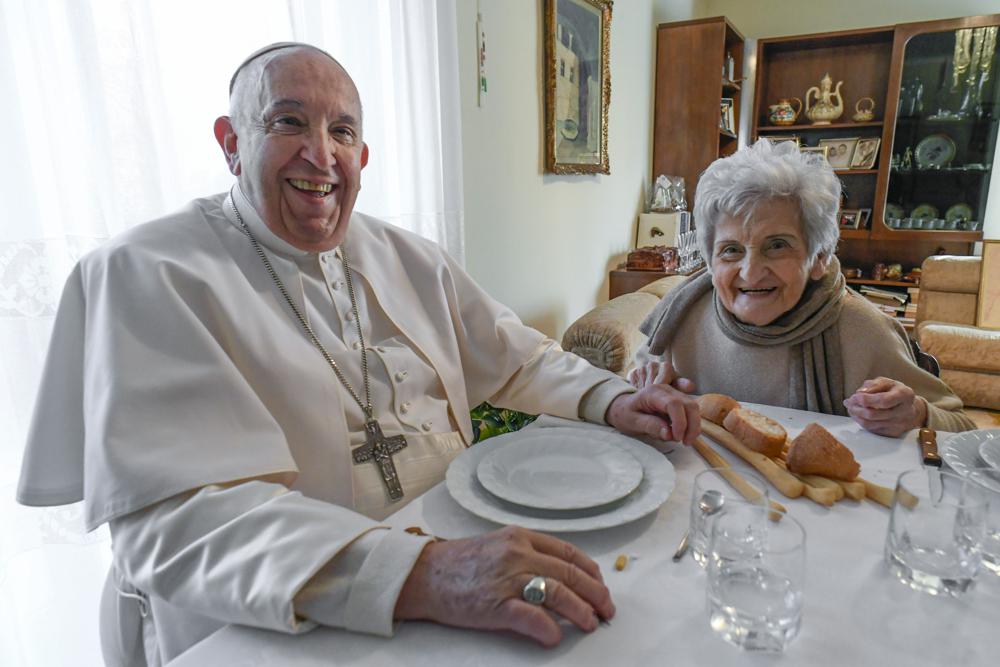 El papa Francisco y su prima Carla Rabezzana en Asti, Italia (AP)