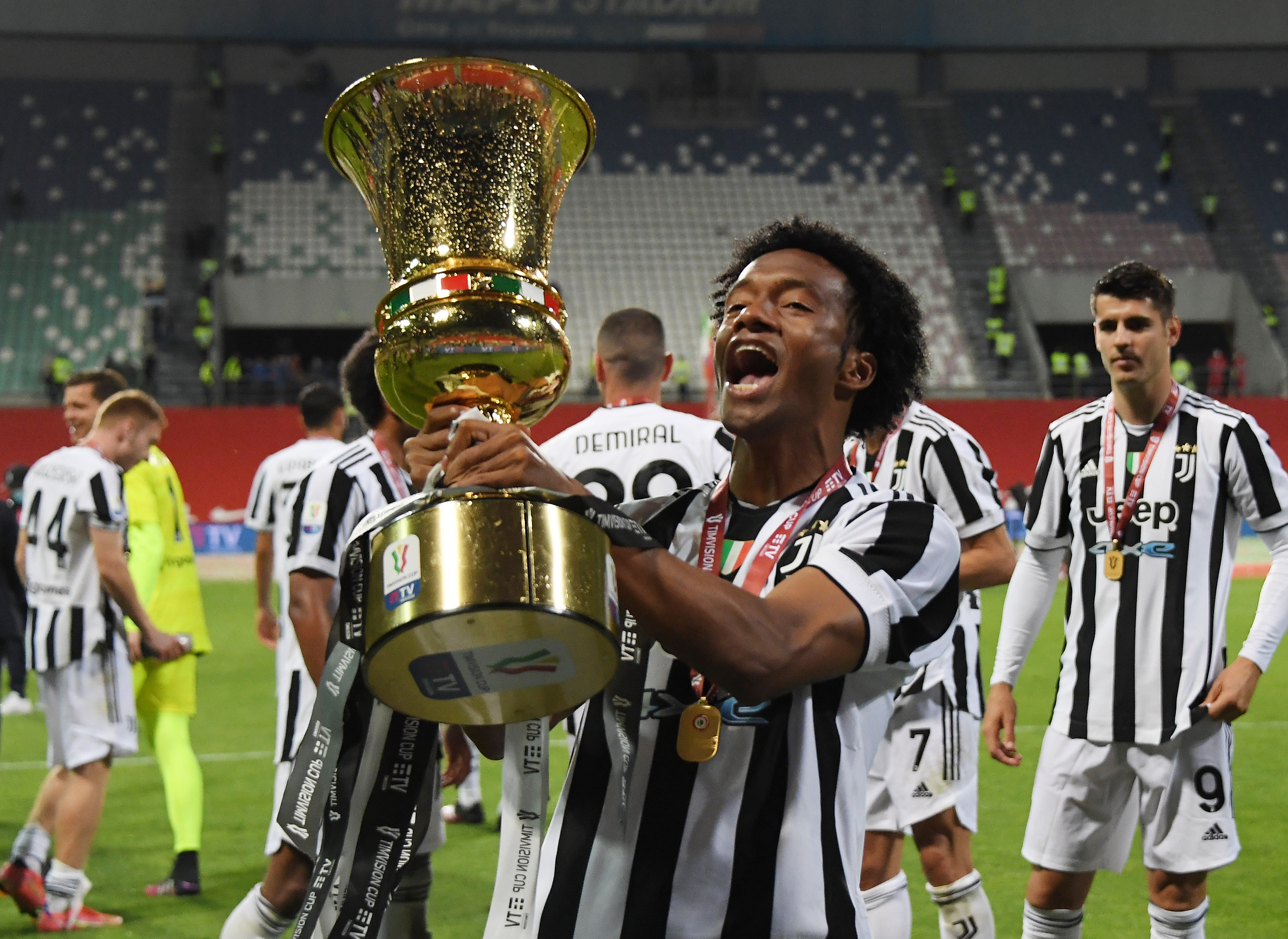 Coppa Italia, Final - Atalanta vs Juventus. Juan Cuadrado celebra tras el título. REUTERS/Alberto Lingria
