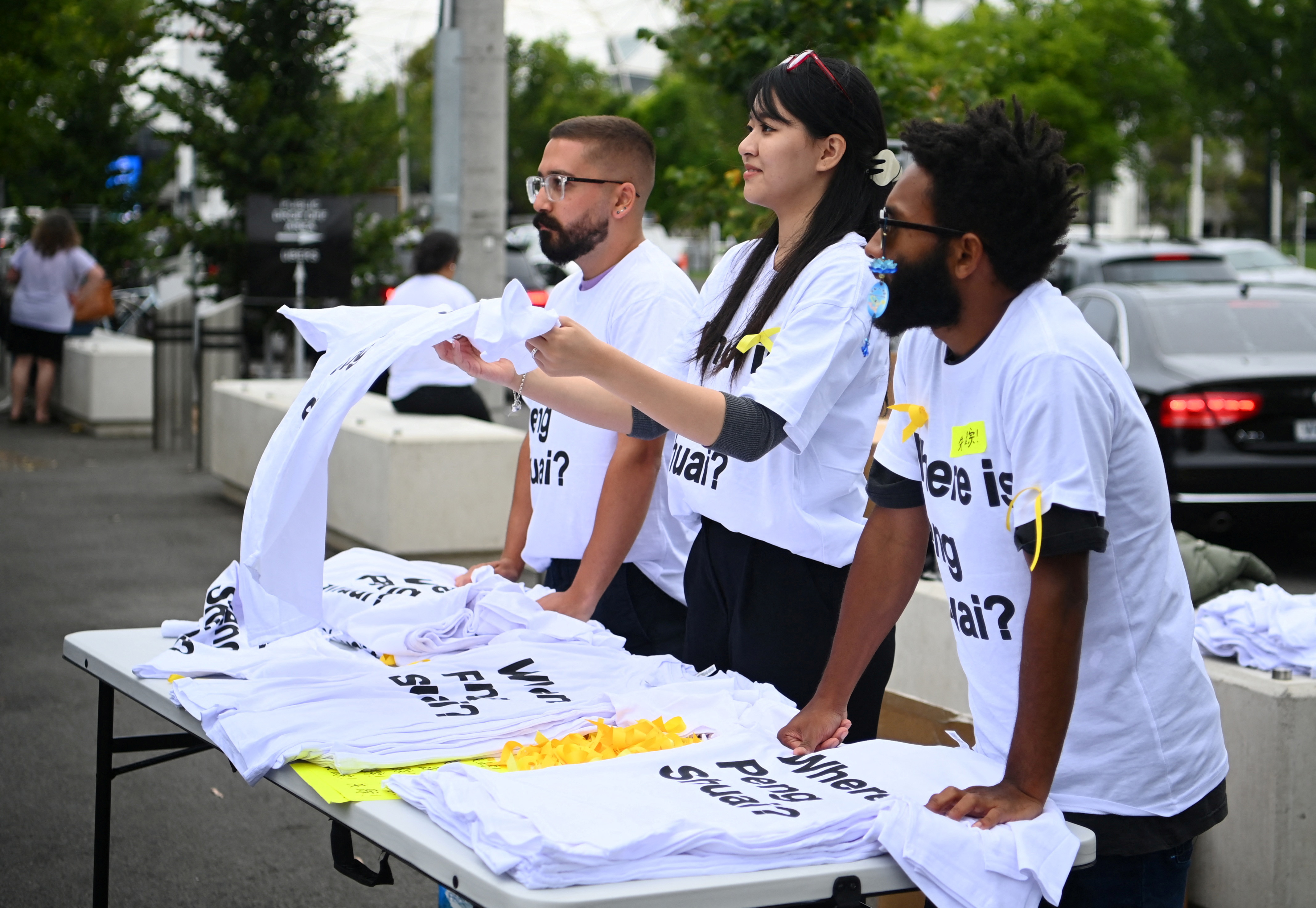 Activistas repartieron miles de camisetas con el estampado "¿Dónde está Peng Shuai?" a los espectadores en Melbourne Park (Foto: REUTERS)