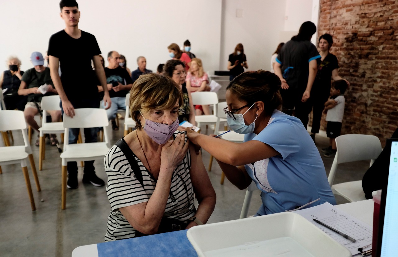 Solo el 48% de la población argentina recibió el primer refuerzo de vacuna contra el COVID, según el Ministerio de Salud de la Nación.