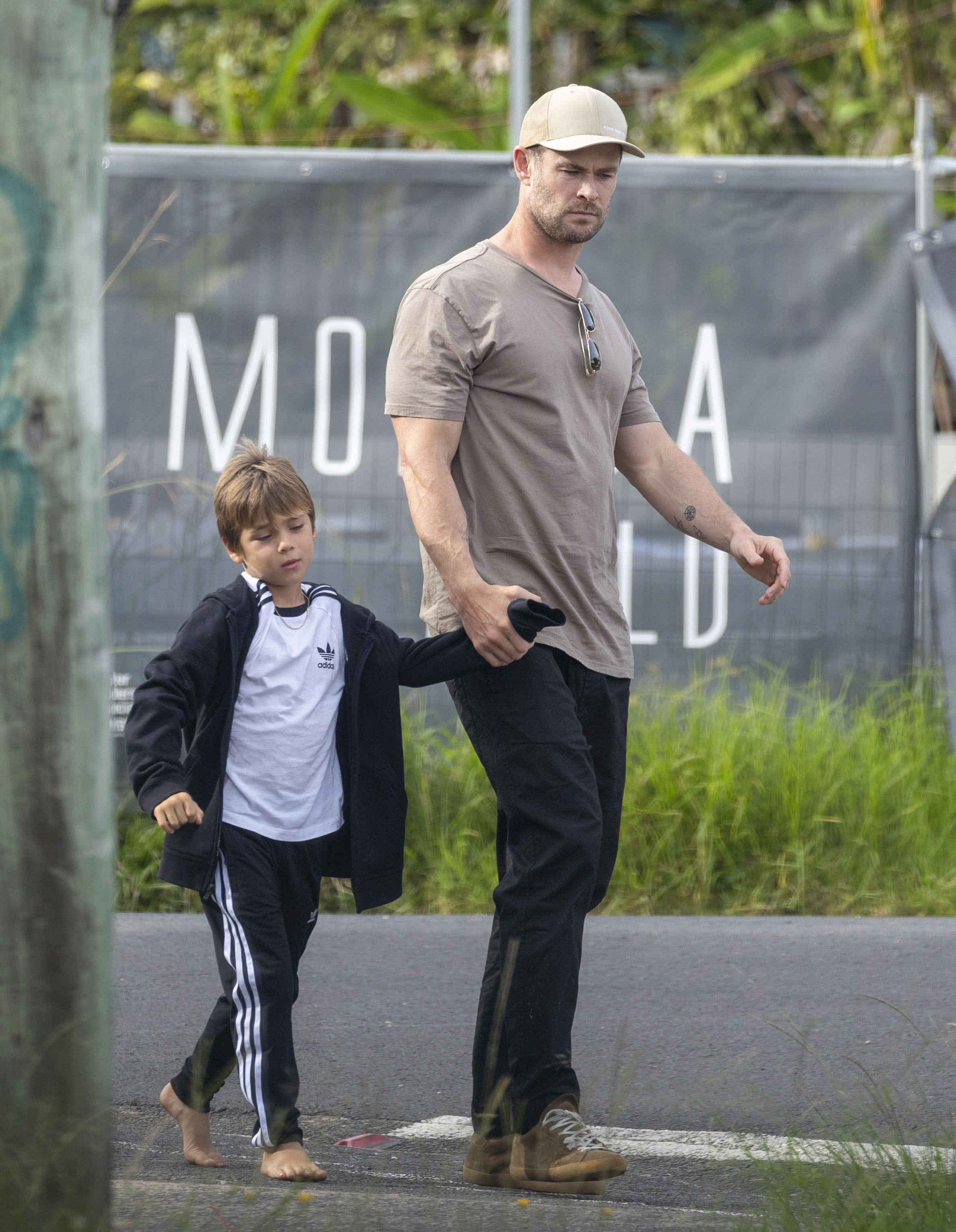 Chris Hemsworth fue fotografiado cuando regresaba de buscar a su hijo que había ido a jugar un partido de fútbol en un parque de Byron Bay, Australia
