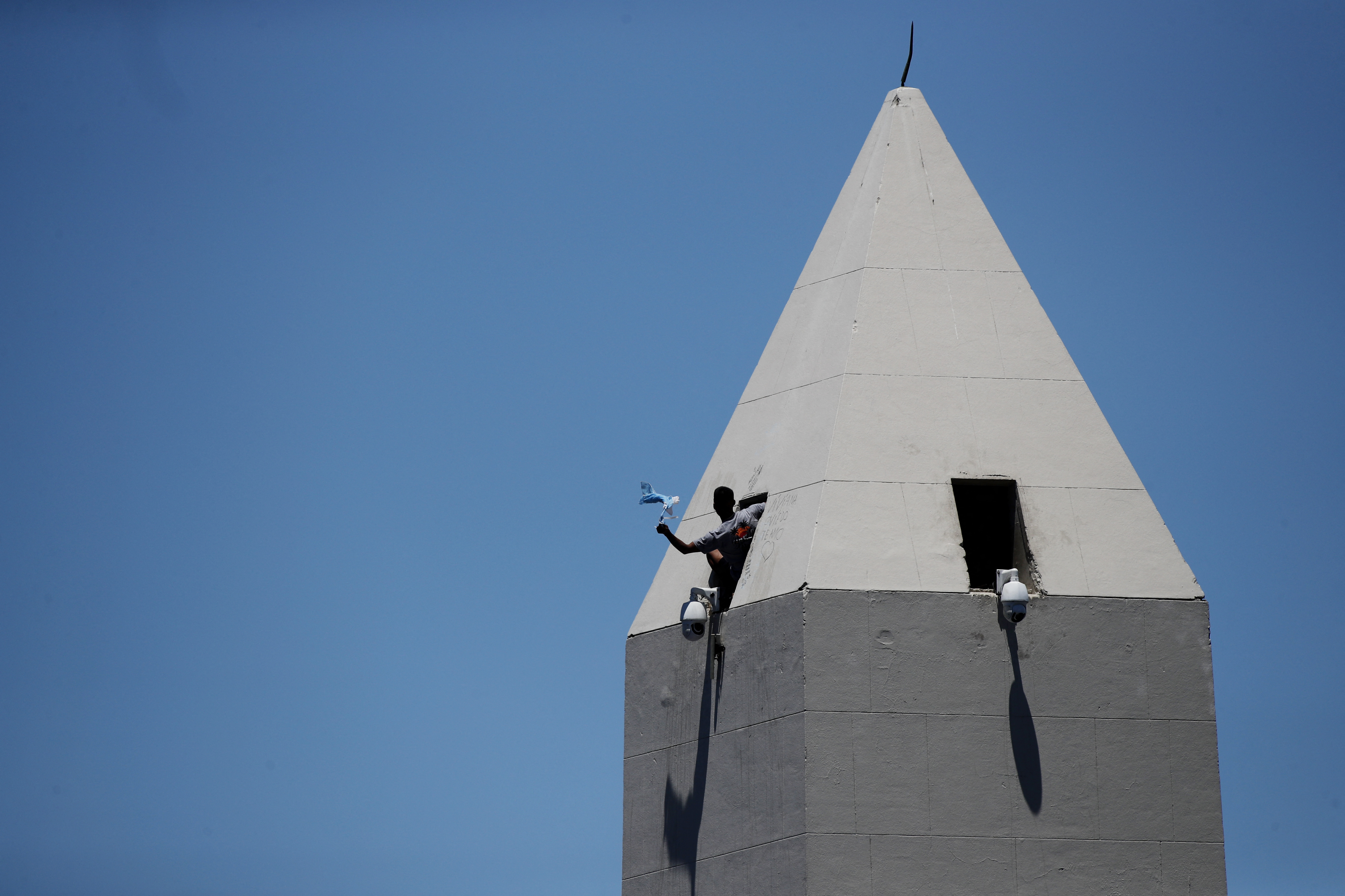 Hinchas argentinos se subieron a lo más alto del Obelisco (REUTERS/Agustin Marcarian)