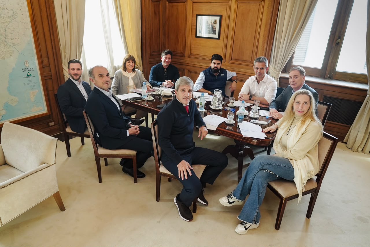 El Gobierno reuni&oacute; a la mesa pol&iacute;tica para ordenar las reformas que quiere Milei y conf&iacute;a en suspender las PASO