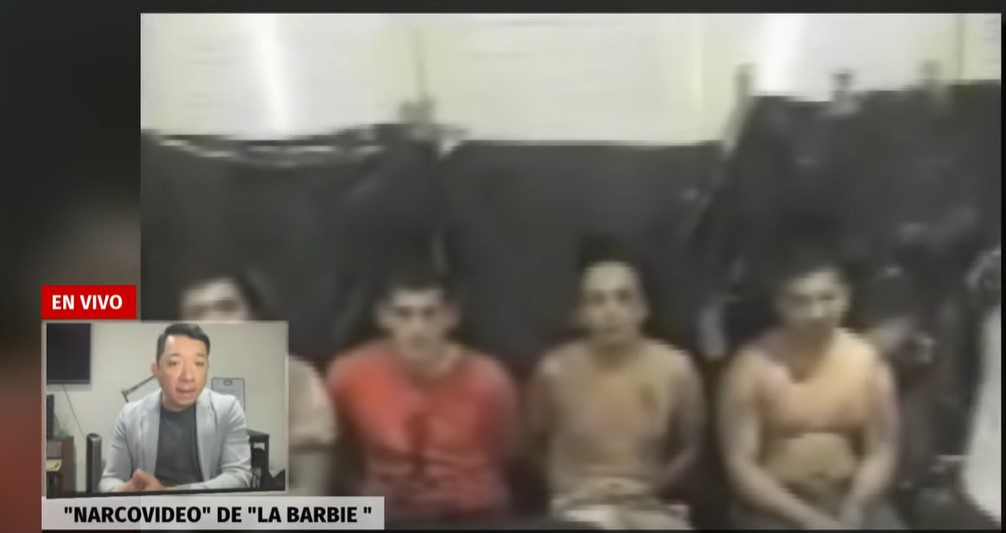 Extractos del video del interrogatorio y ejecución de Los Zetas fueron presentados por el periodista en Milenio TV (Captura de pantalla / Milenio TV)