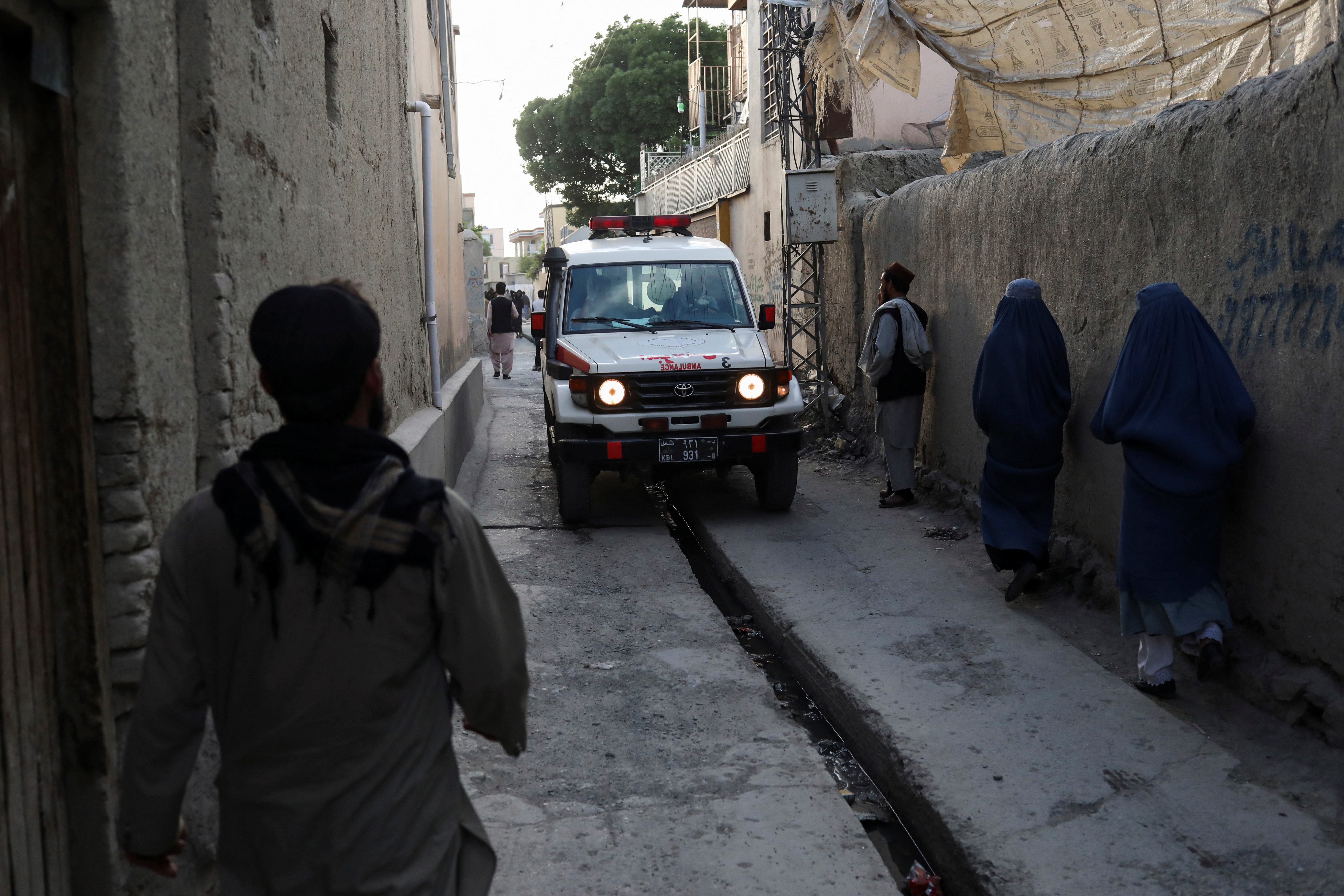 Una ambulancia socorre a las víctimas cerca del sitio del atentado (REUTERS/Ali Khara)