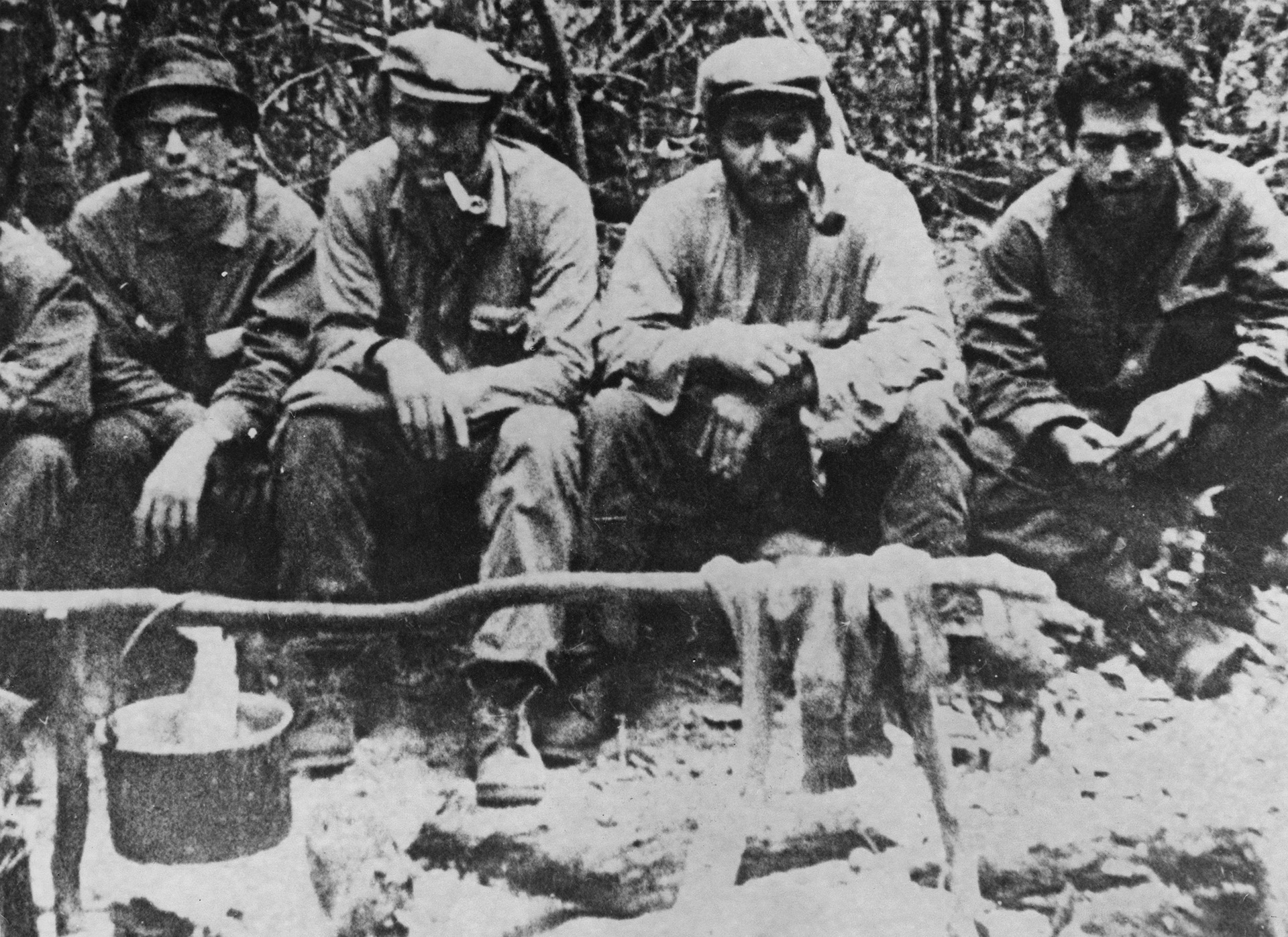 El guerrillero marxista argentino Che Guevara (segundo desde la izquierda) junto a compañeros del ELN (Ejército de Liberación Nacional de Bolivia) en el campamento de Nancahuazu, en la selva boliviana, 1967 (Foto de Hulton Archive/Getty Images)