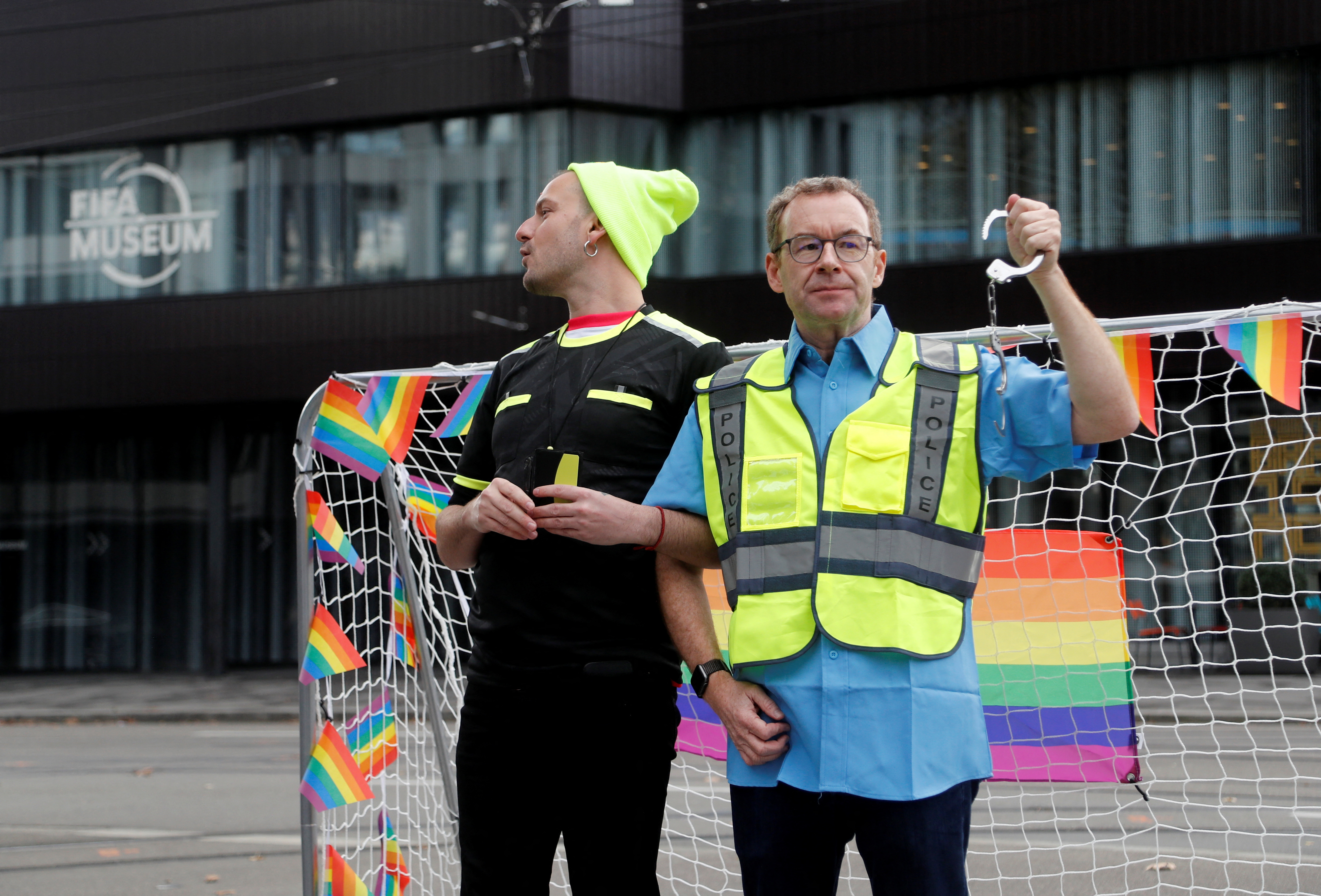 Los participantes se hacen pasar por una protesta de las asociaciones LGBT+ frente al Museo del Fútbol Mundial de la FIFA, ya que Qatar albergará la Copa del Mundo de 2022, en Zúrich, Suiza, el 8 de noviembre de 2022. REUTERS/Arnd Wiegmann
