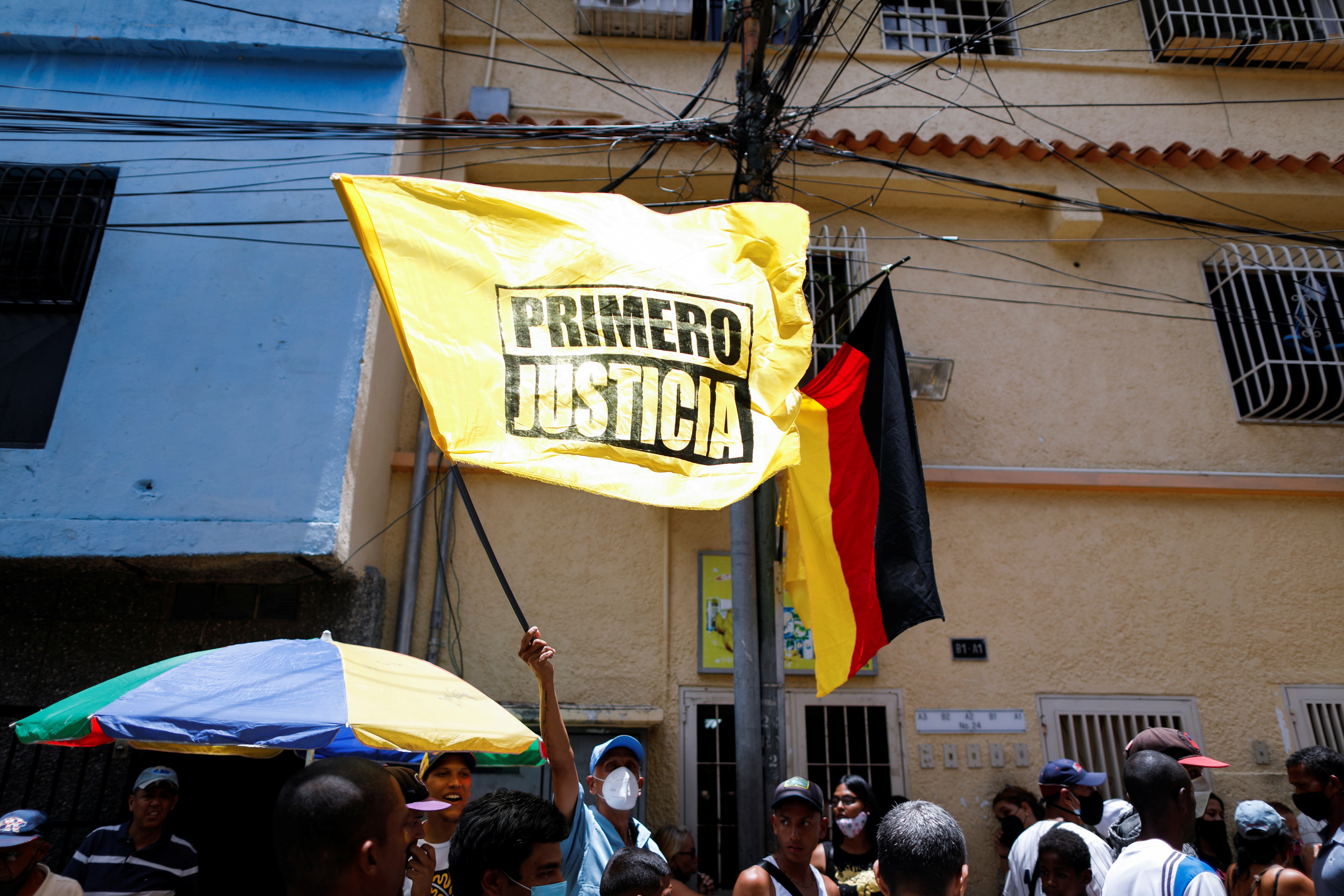 El partido opositor Primero Justicia (PJ) exigió al Consejo Nacional Electoral (CNE) chavista que abra el registro para la inscripción de los nuevos votantes que se encuentran en territorio venezolano y para los compatriotas en el exterior que quieran participar en comicios futuros