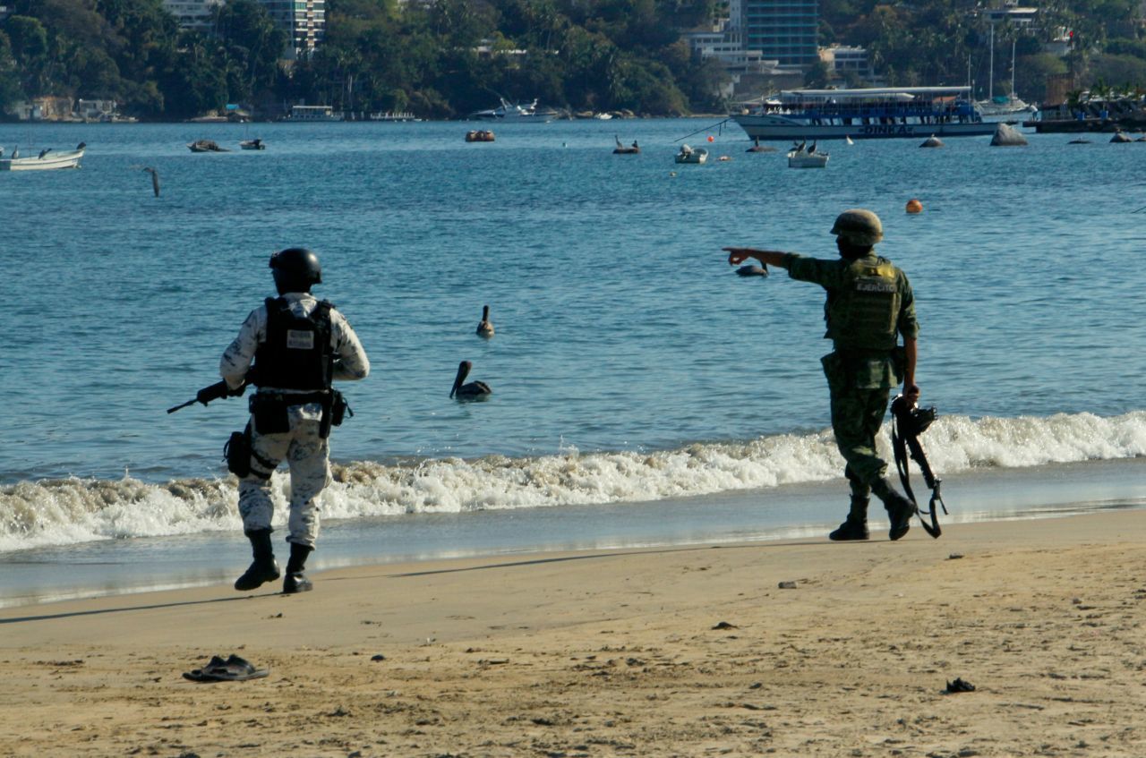 Soldados del ejercito mexicano y agentes de la Guardia Nacional se movilizaron a la playa para asegurar la zona del crimen.
(Foto: CARLOS ALBERTO CARBAJAL/CUARTOSCURO.COM)