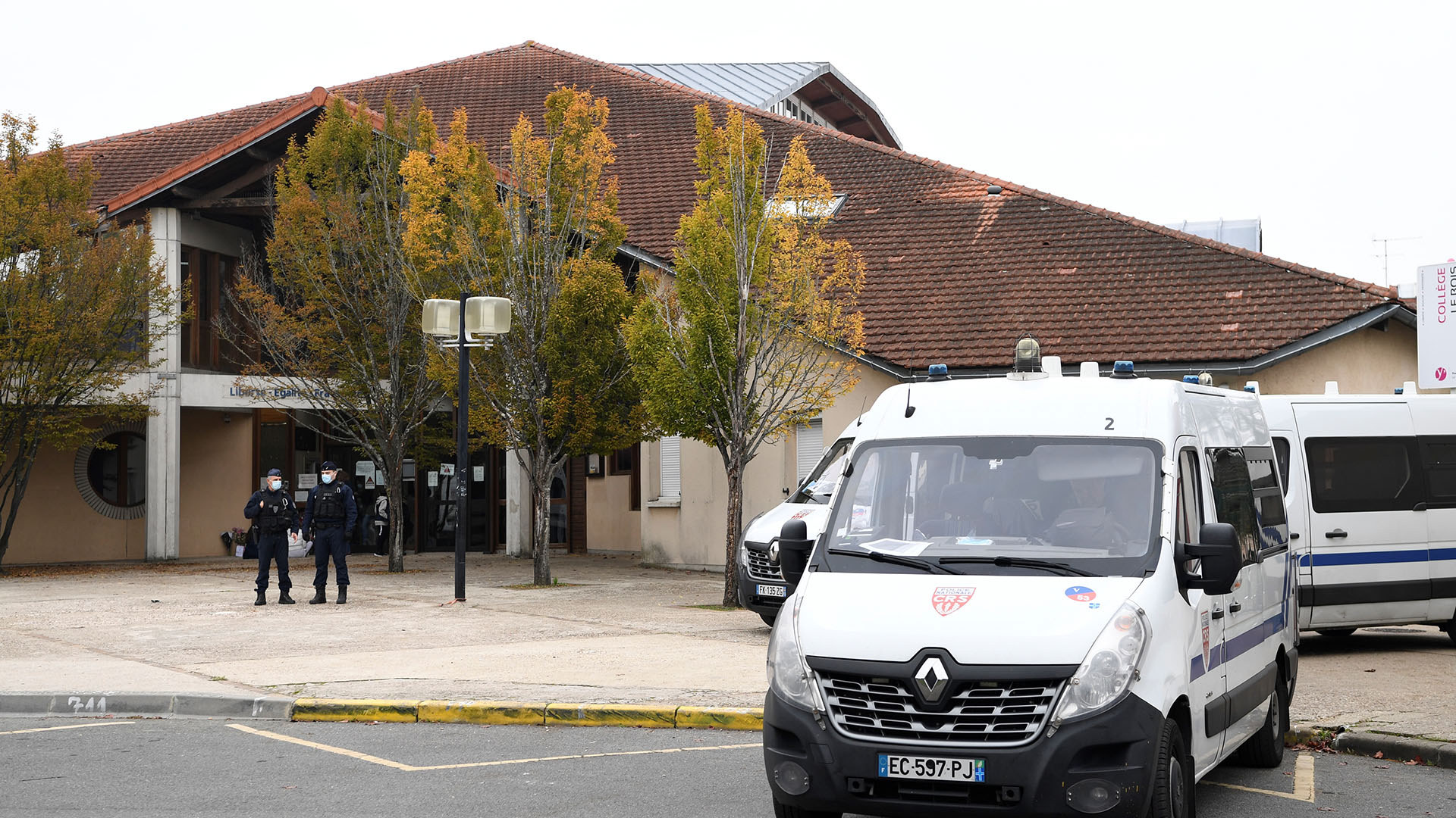 Policías franceses frente a una escuela secundaria en Conflans Saint-Honorine, a 30 kilómetros al noroeste de París, el 17 de octubre de 2020, después de que el maestro Samuel Paty fuera decapitado por un atacante que luego fue asesinado a tiros por policías. (Foto de Bertrand GUAY / AFP)