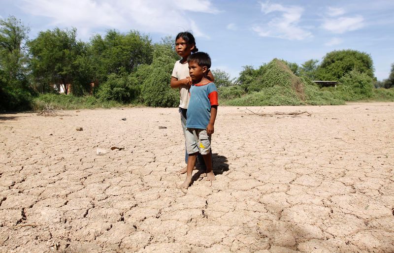  Imagen referencial de indígenas ayoreo parados en tierra reseca en la región del Chaco, en el noroeste de Paraguay, en Filadelfia, Paraguay. (REUTERS/Jorge Adorno)