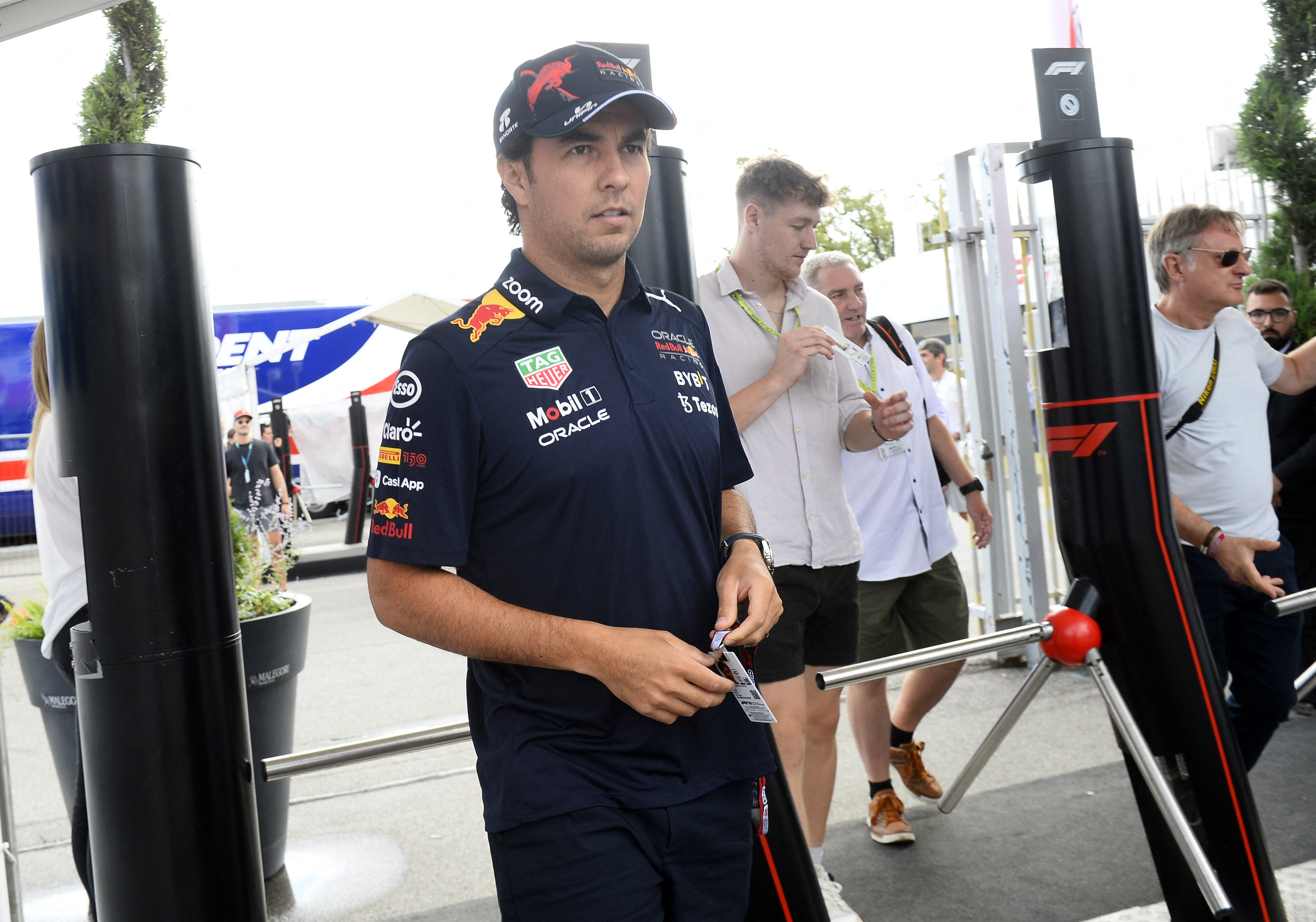 Checo Pérez durante su entrada al circuio de Monza para el GP de Italia (Foto: REUTERS/Massimo Pinca)