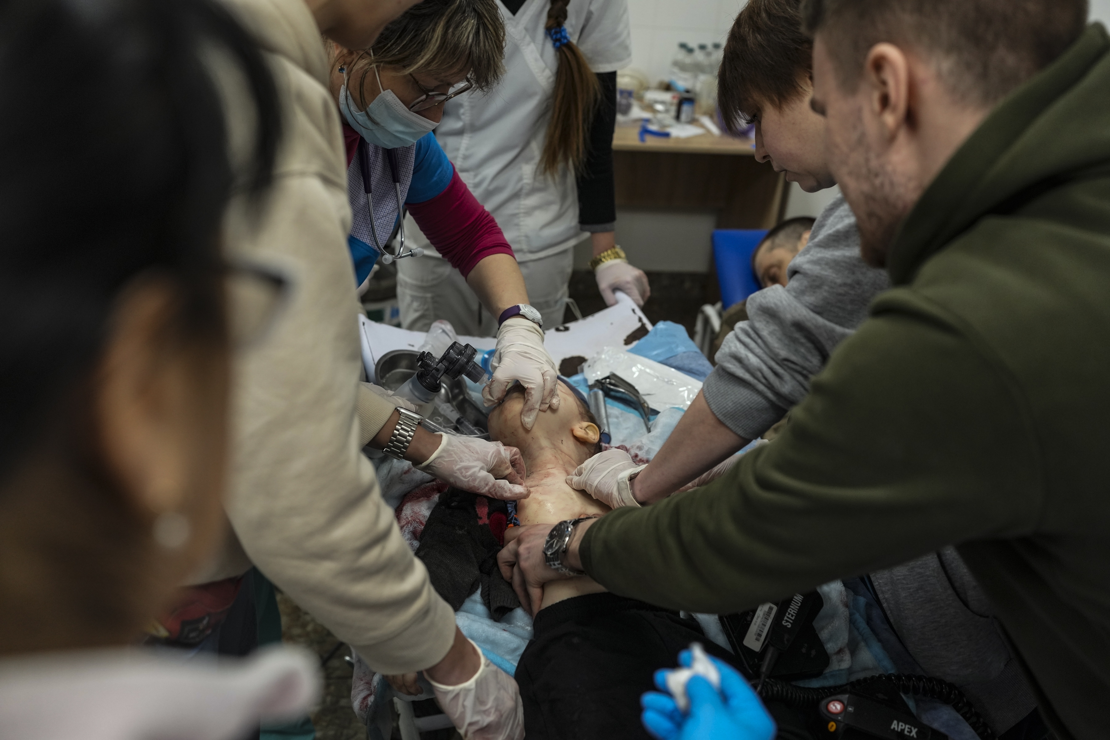 Si bien los fotógrafos de AP tomaron innumerables imágenes de escenas de guerra horribles, inquietantes y desgarradoras, también fueron testigos de actos valientes de soldados y personas comunes. En esta imagen, los trabajadores médicos intentan sin éxito salvar la vida del hijo de 18 meses de Marina Yatsko, Kirill, quien murió a causa de los bombardeos, en un hospital en Mariupol, Ucrania, el 4 de marzo de 2022 (Foto AP/Evgeniy Maloletka)