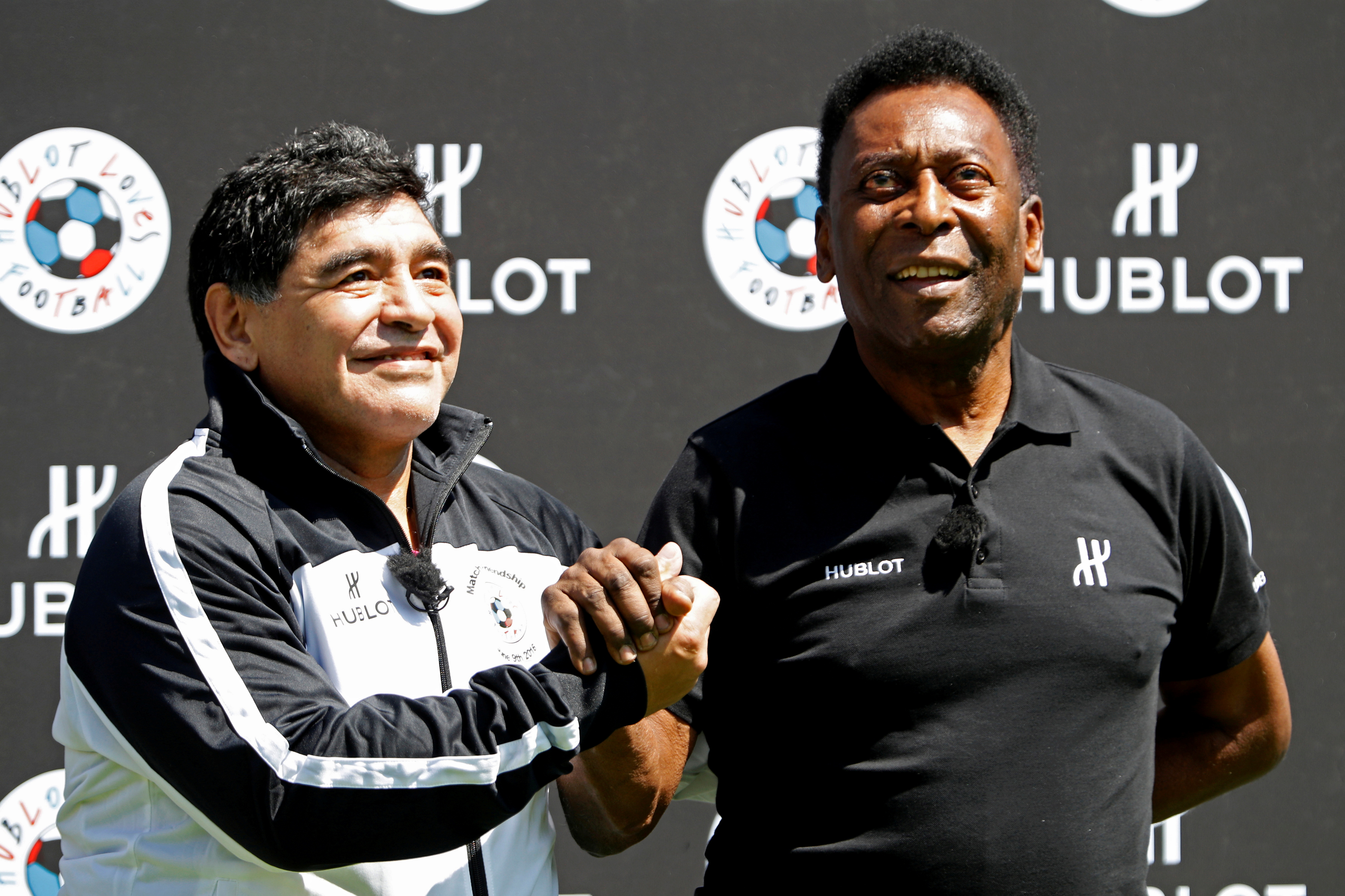 Diego Maradona y Pelé reunidos en un evento en París, en junio de 2016, para la presentación del campeonato europeo (REUTERS/Charles Platiau)