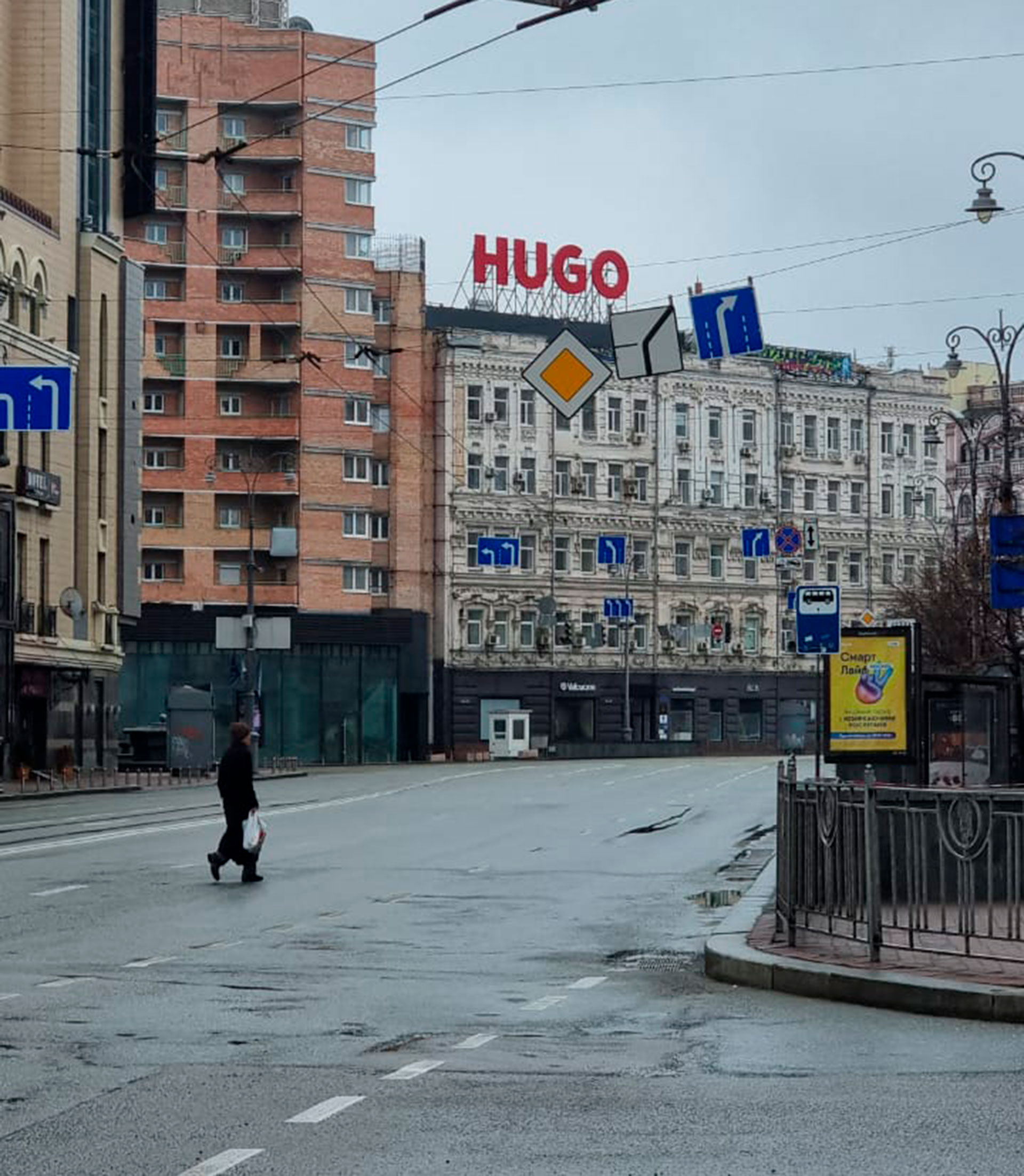 Kiev está casi vacía: sólo se ven fuerzas de seguridad, milicias y pocos vecinos que salen a comprar comida (Infobae en Ucrania - Joaquín Sánchez Mariño)
