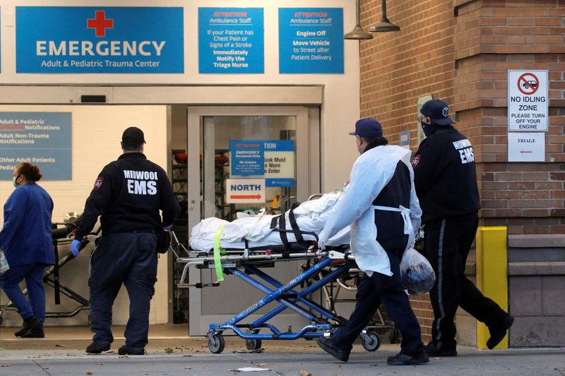 Imagen de un paciente llegando al Maimonides Medical Center, mientras continúa la propagación del COVID-19, en Brooklyn, Nueva York, Estados Unidos. 17 de noviembre, 2020.  REUTERS/Brendan McDermid