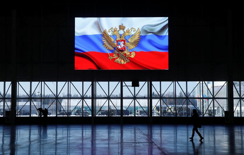 FOTO DE ARCHIVO: Una pantalla que exhibe una bandera con el escudo de Rusia en el Patriot Expocentre, cerca de Moscú, Rusia 23 de enero de 2019. REUTERS/Maxim Shemetov