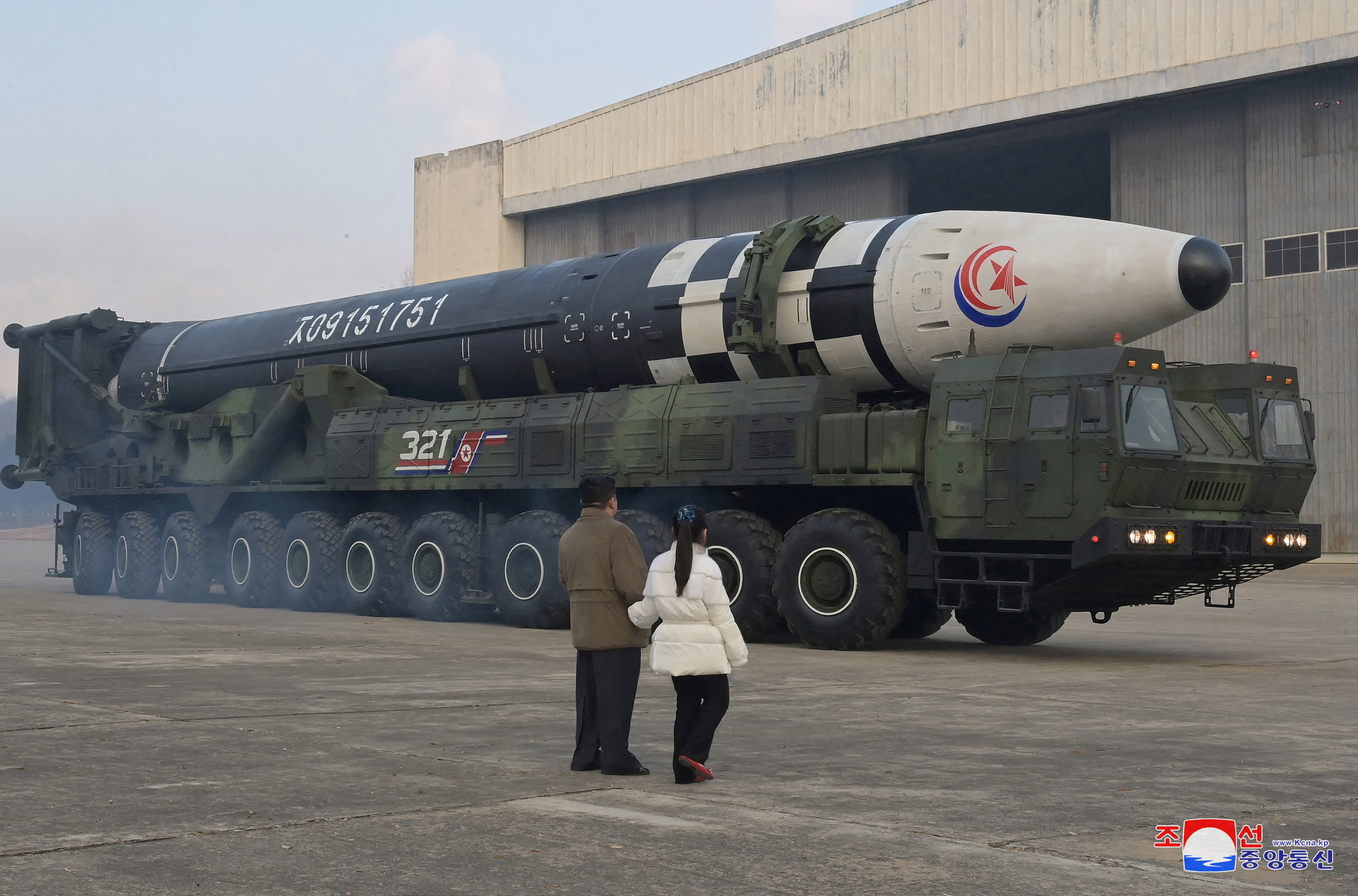 Kim Jong-un junto a su hija y el misil de largo alcance antes de que sea lanzado (REUTERS)
