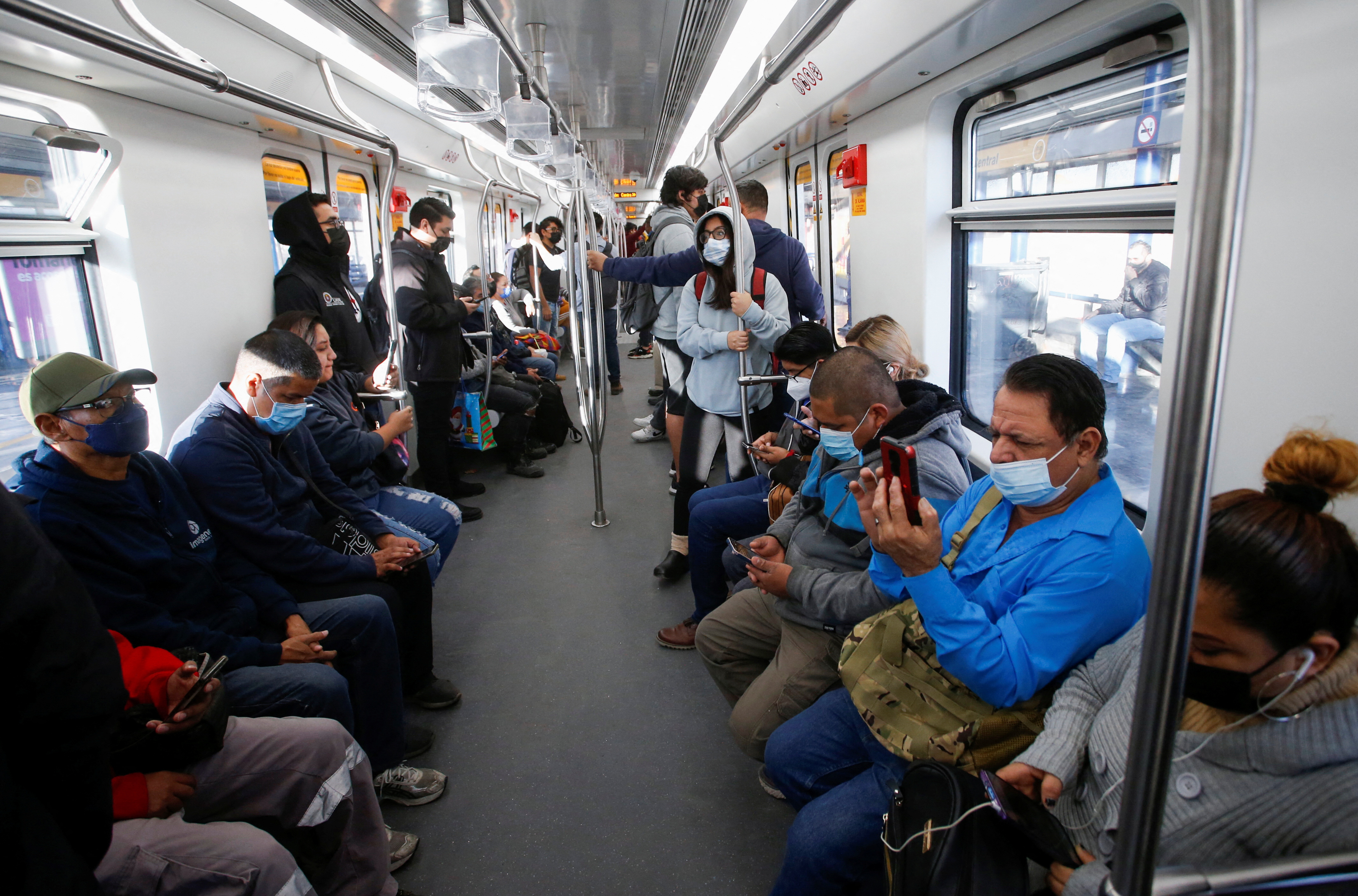 Les résidents de la capitale utilisent des masques faciaux à l'intérieur du métro CDMX avant la sixième vague de COVID-19 (Photo: Reuters)