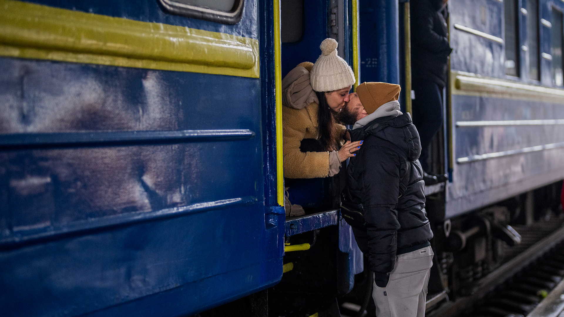 Stanislav, de 40 años, besa a su esposa Anna, de 35, en un tren a Lviv mientras se despiden en la estación de Kiev, Ucrania, el jueves 3 de marzo de 2022. Stanislav se queda a luchar mientras su familia abandona el país para buscar refugio en un país vecino (AP Photo/Emilio Morenatti)