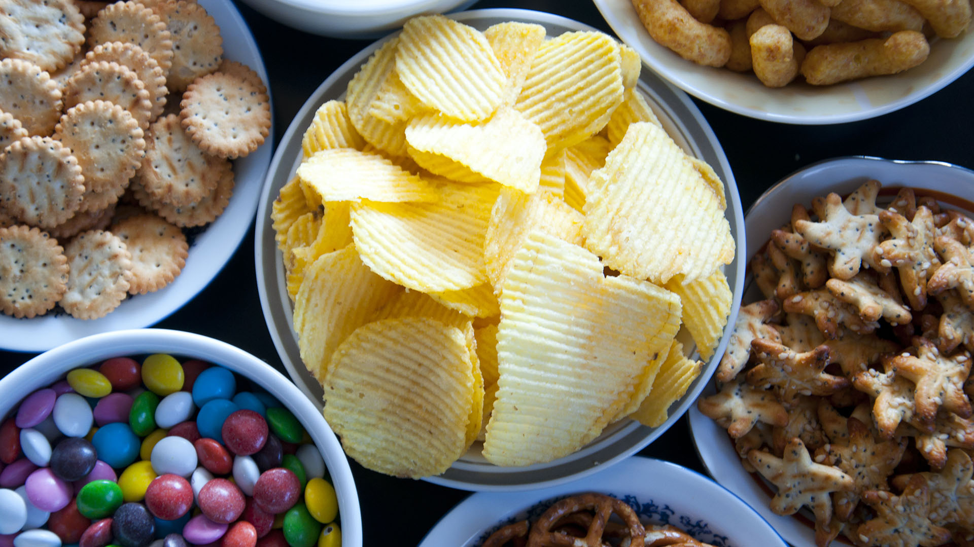 El sodio está presente en los alimentos procesados, dulces y salados (Getty Images)