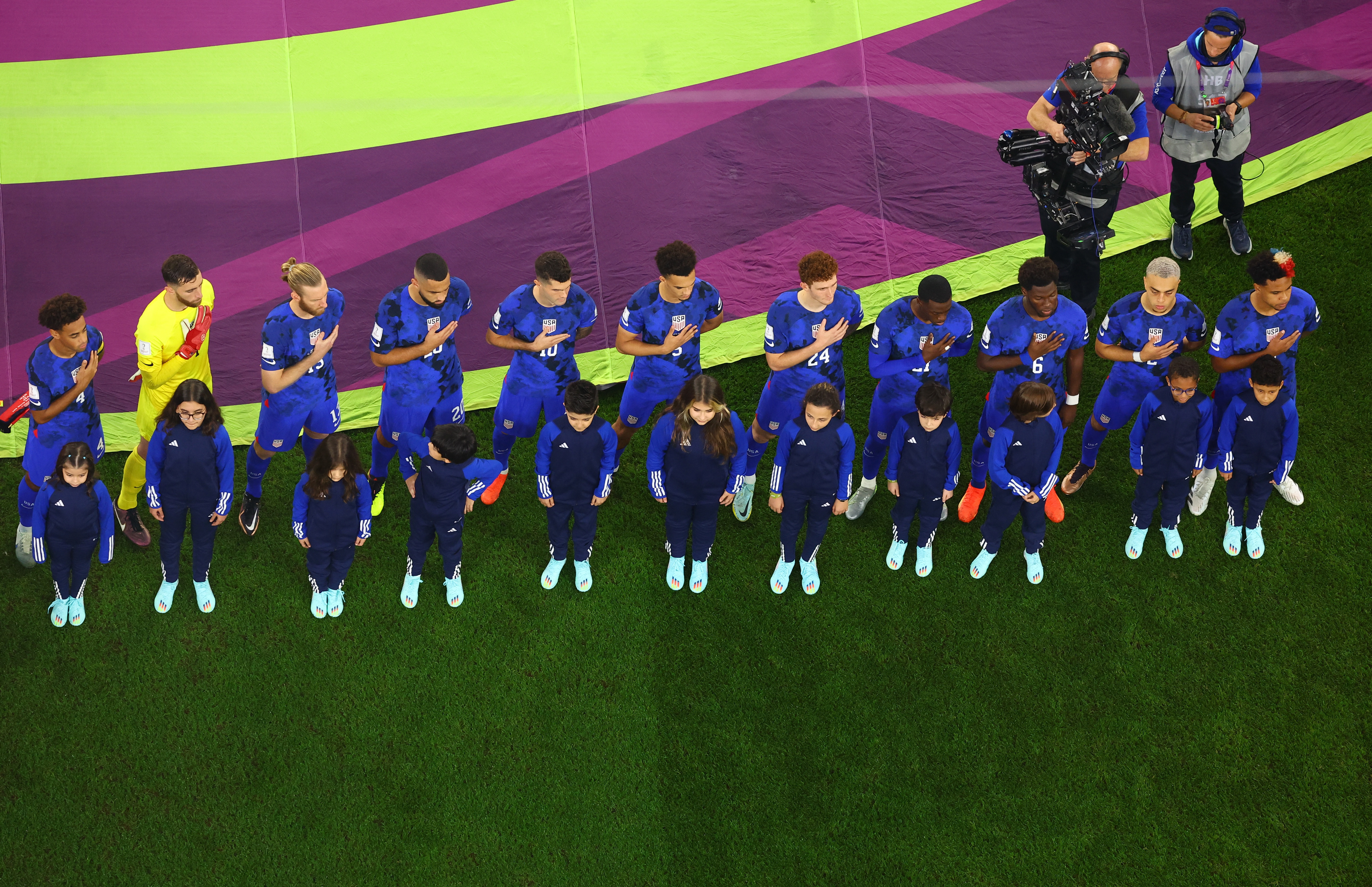 EL conjunto de las "Barras y las Estrellas" durante su himno nacional previo al comienzo del partido contra los asiáticos. (REUTERS/Fabrizio Bensch)