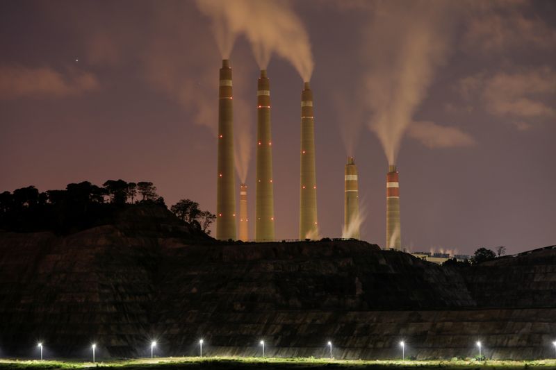 Una vista del humo elevándose de las chimeneas de una planta de carbón para energía eléctrica en la isla de Java, Indonesia. (REUTERS/Willy Kurniawan)