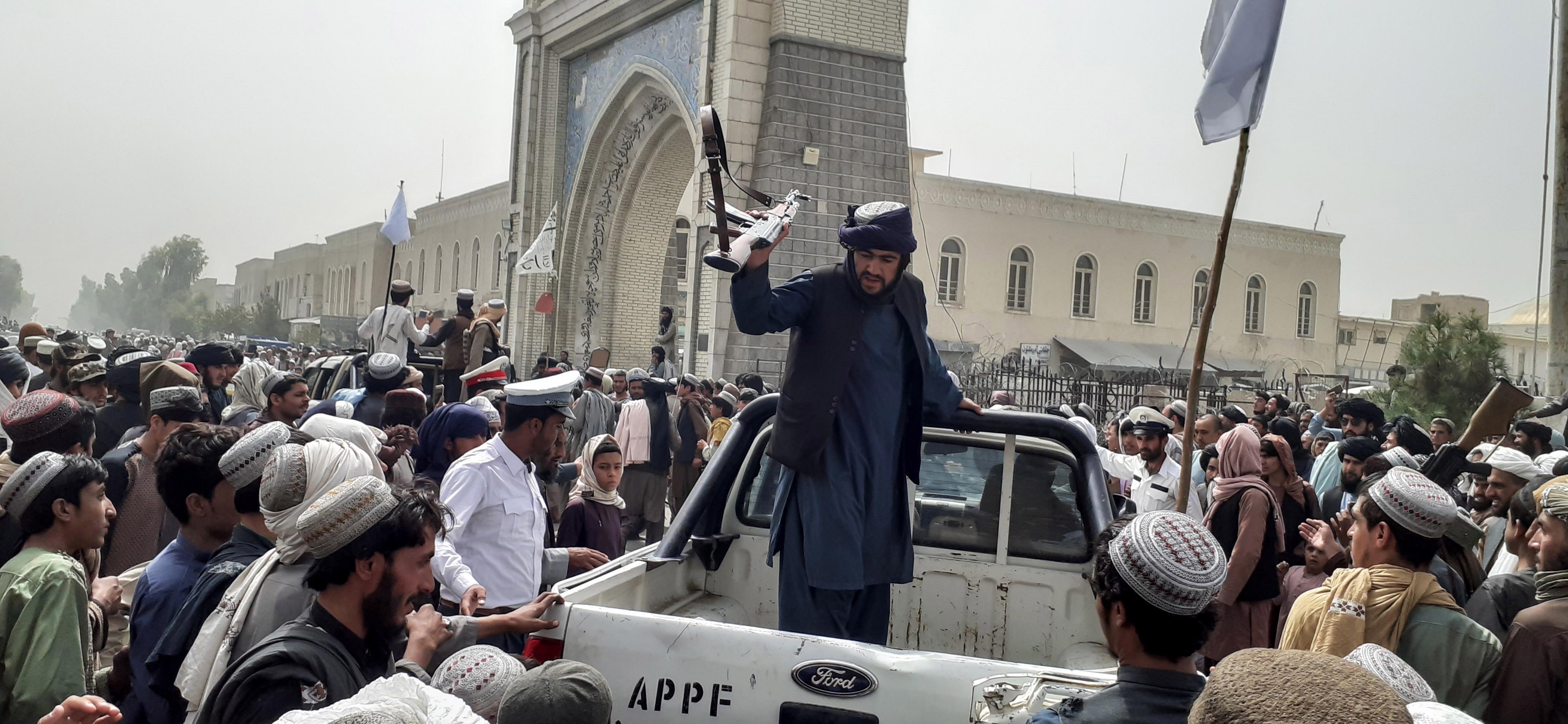 Los habitantes aseguran que los talibanes han comenzado a sembrar el terror (foto: EFE/STRINGER)
