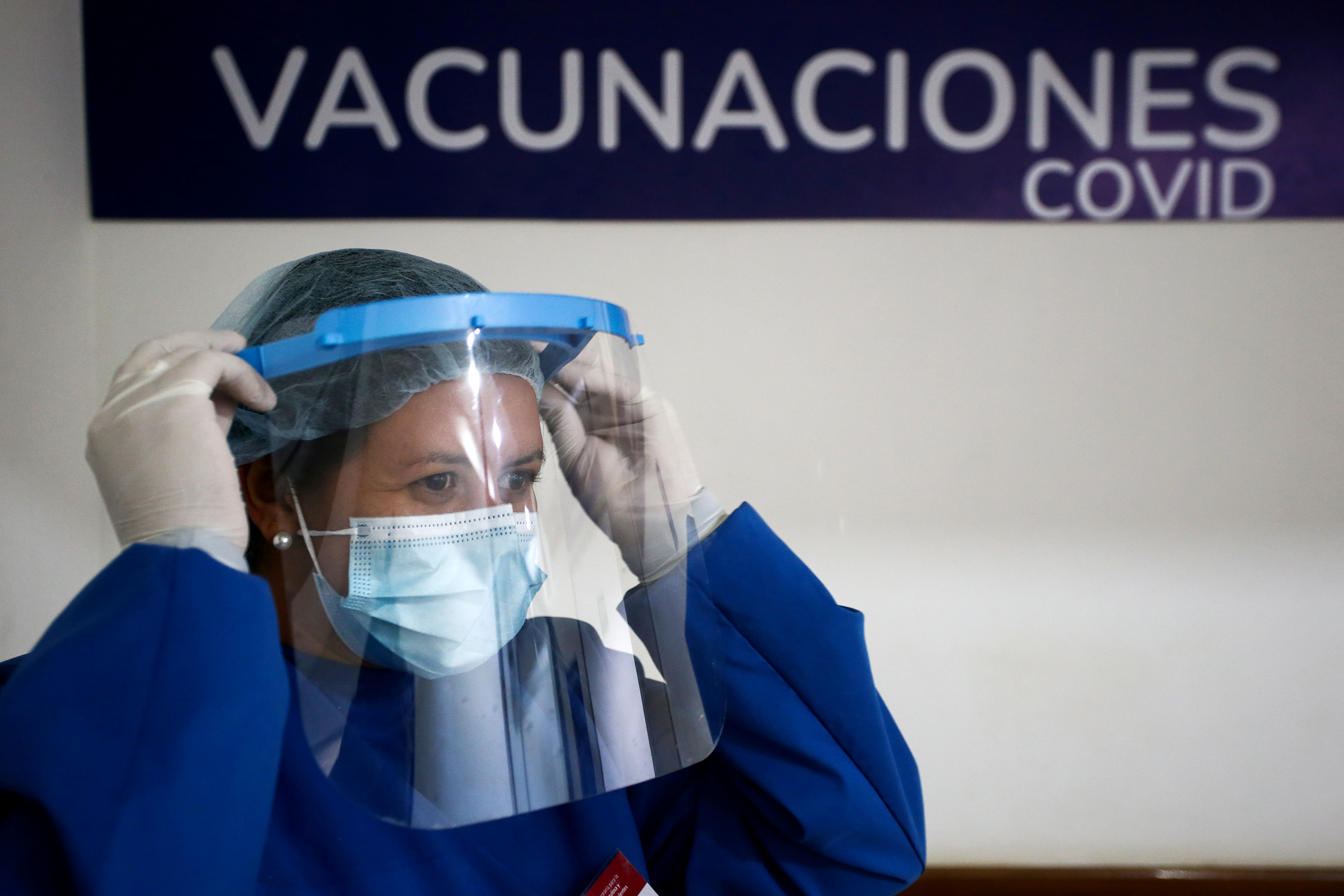 Por el peligro de las nuevas variantes del coronavirus, podrían surgir más problemas globales. Por lo cual, los investigadores del estudio en Science subrayaron la necesidad urgente de que se logre equidad global en la distribución y el administración de la vacuna” REUTERS/Diego Vara