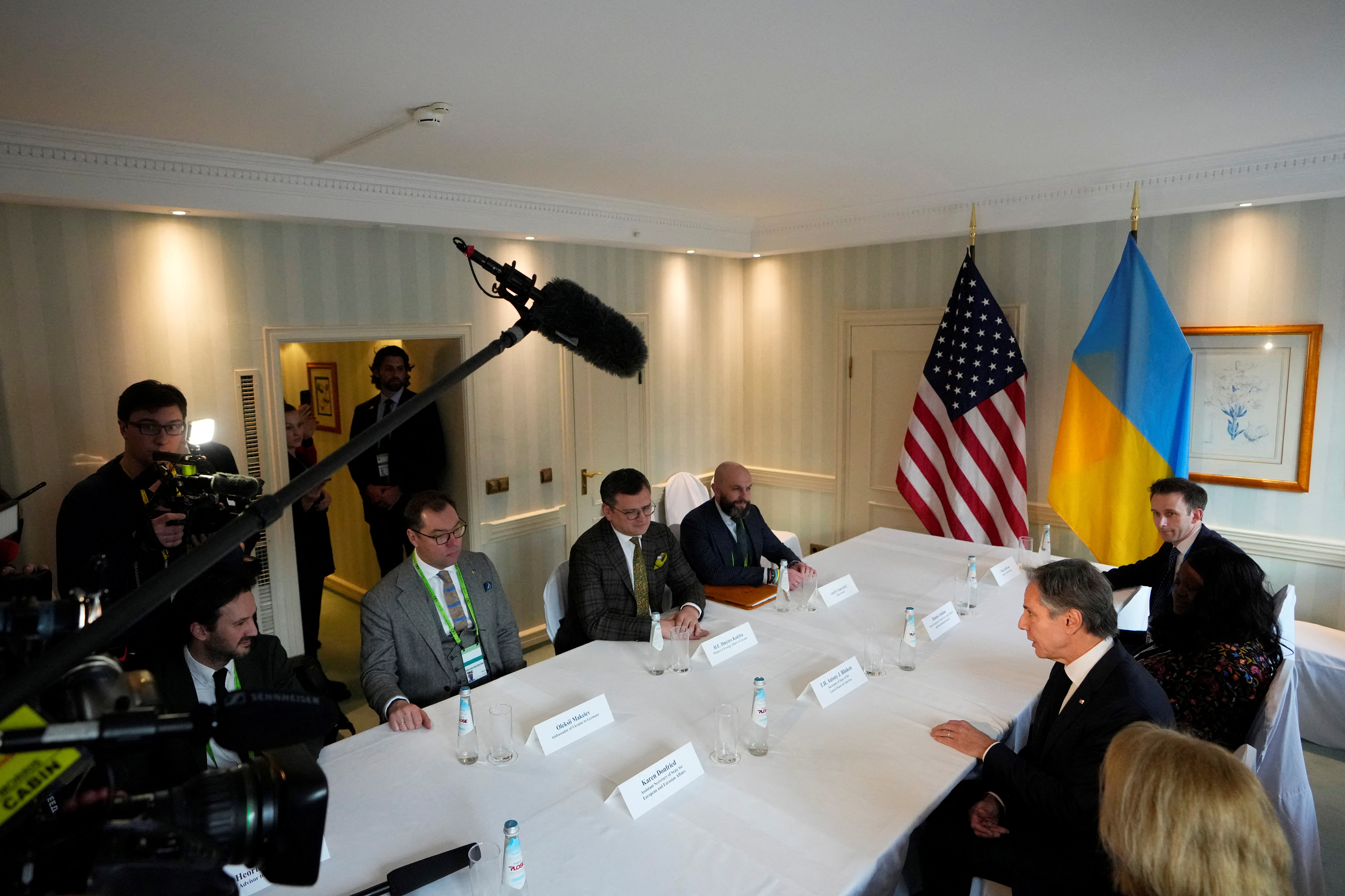 El Secretario de Estado de los Estados Unidos, Antony Blinken, se reúne con el Ministro de Asuntos Exteriores de Ucrania, Dmytro Kuleba, en la Conferencia de Seguridad de Múnich, el 18 de febrero de 2023 (REUTERS)