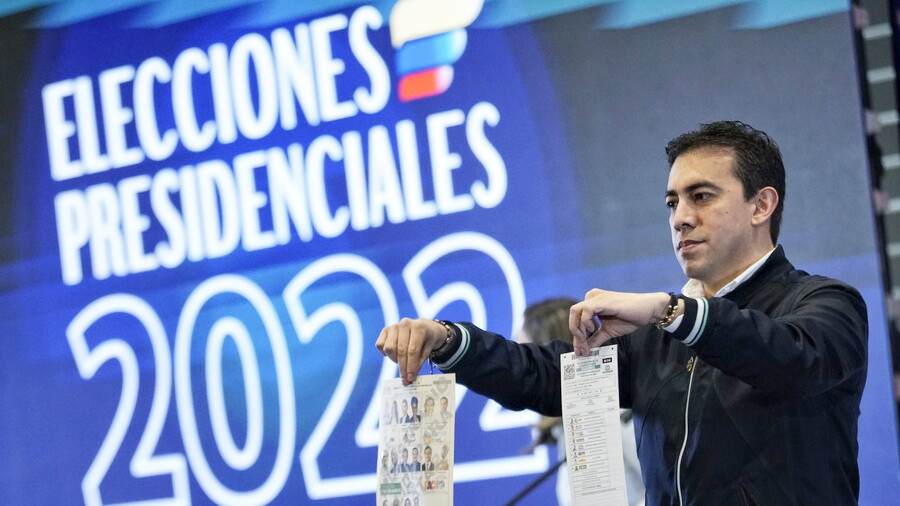 Registrador Nacional del Estado Civil Alexander Vega da declaraciones del conteo de votos durante la jornada electoral de las elecciones legislativas de 2022. (Colprensa - Mariano Vimos)