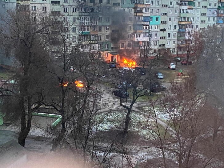 Un incendio de una zona residencial de Mariúpol 