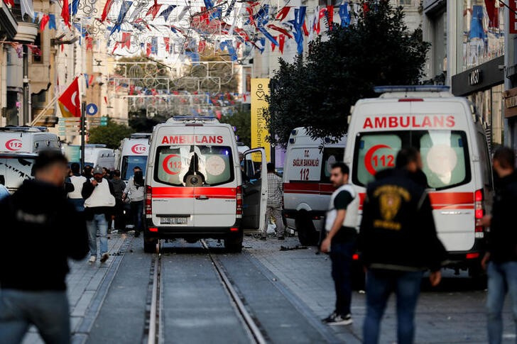 Varias ambulancias se concentran en el lugar donde ocurrió una explosión en la transitada calle peatonal Istiklal del centro de Estambul, Turquía. 13 noviembre 2022. REUTERS/Kemal Aslan