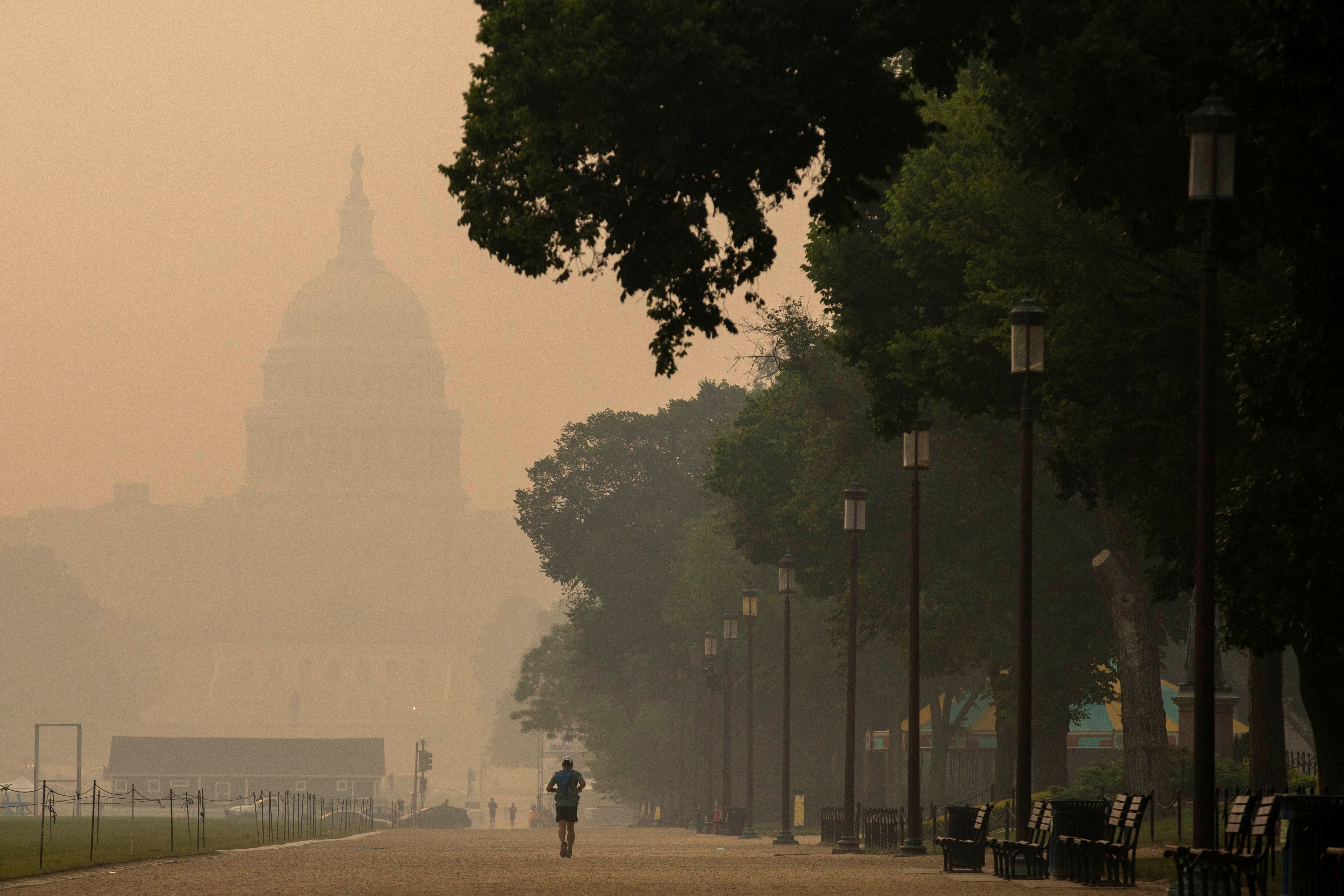 El humo de los incendios forestales en Canadá también afectó a Washington, capital de EEUU (REUTERS/Amanda Andrade-Rhoades)