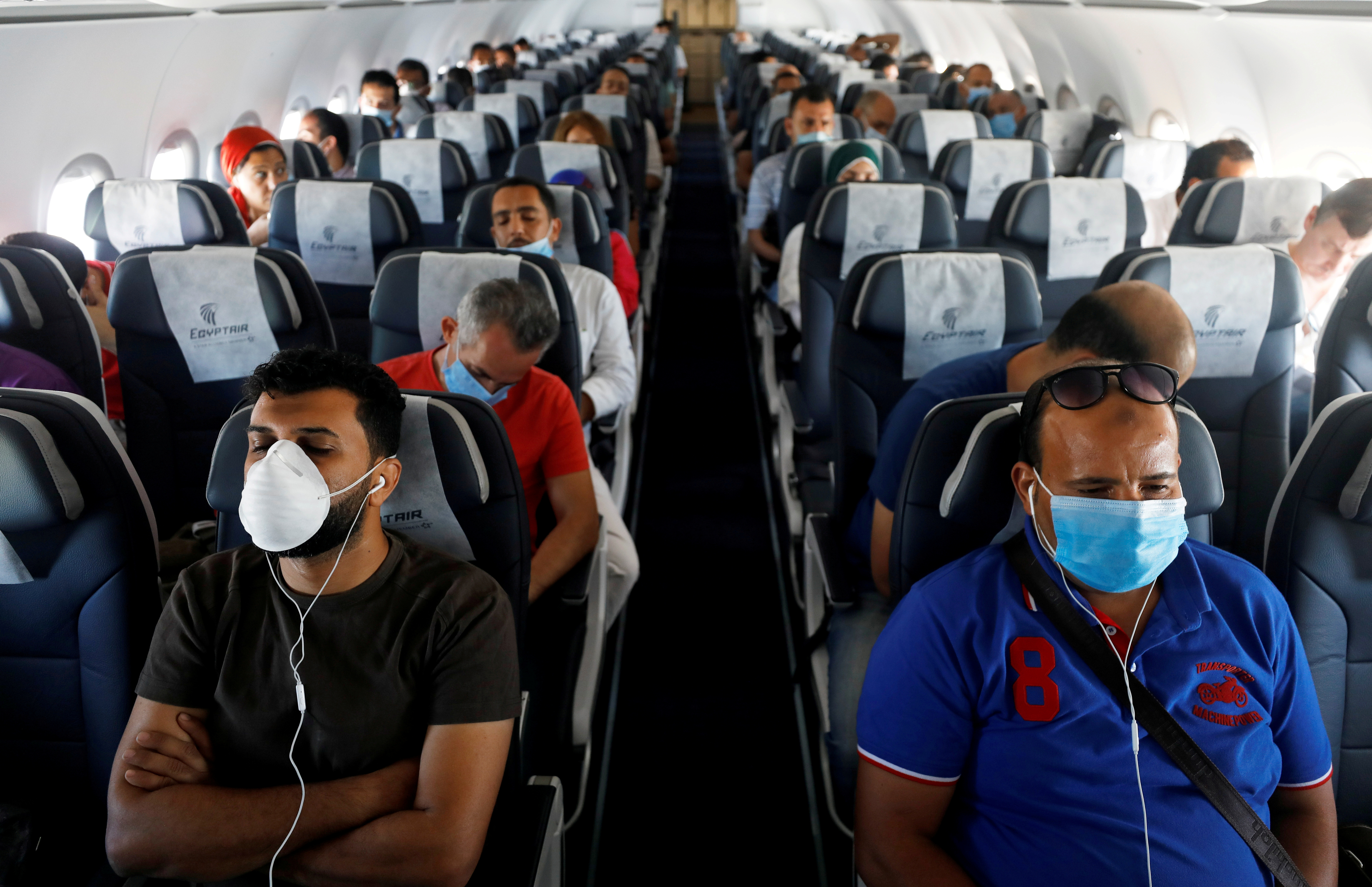 Los investigadores encontraron que hablar con menos frecuencia y usar máscaras disminuye el riesgo de infección de los pasajeros (REUTERS)
