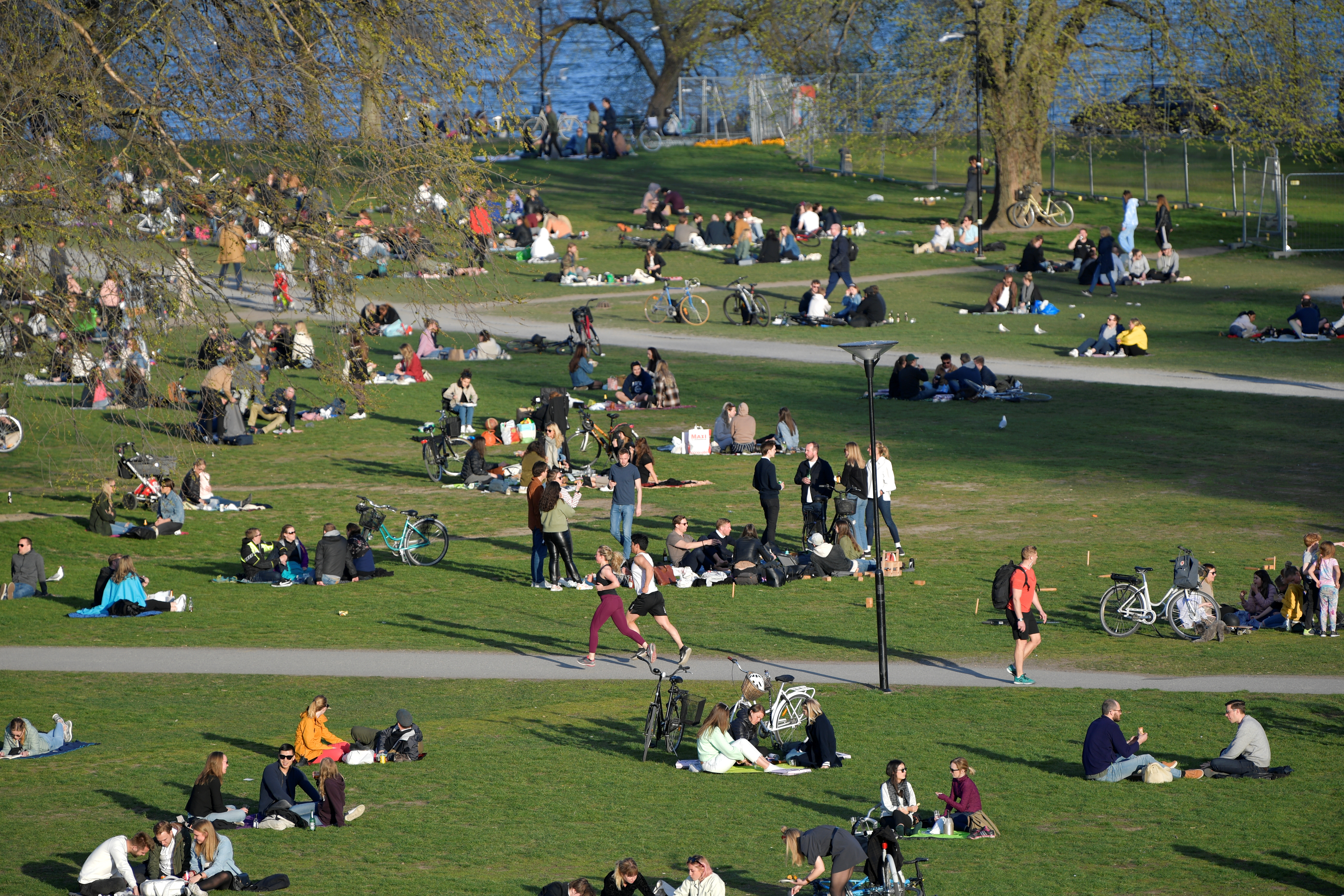 Personas disfrutando de la primavera en Estocolmo en medio de la pandemia por coronavirus. TT News Agency/Anders Wiklund via REUTERS 
