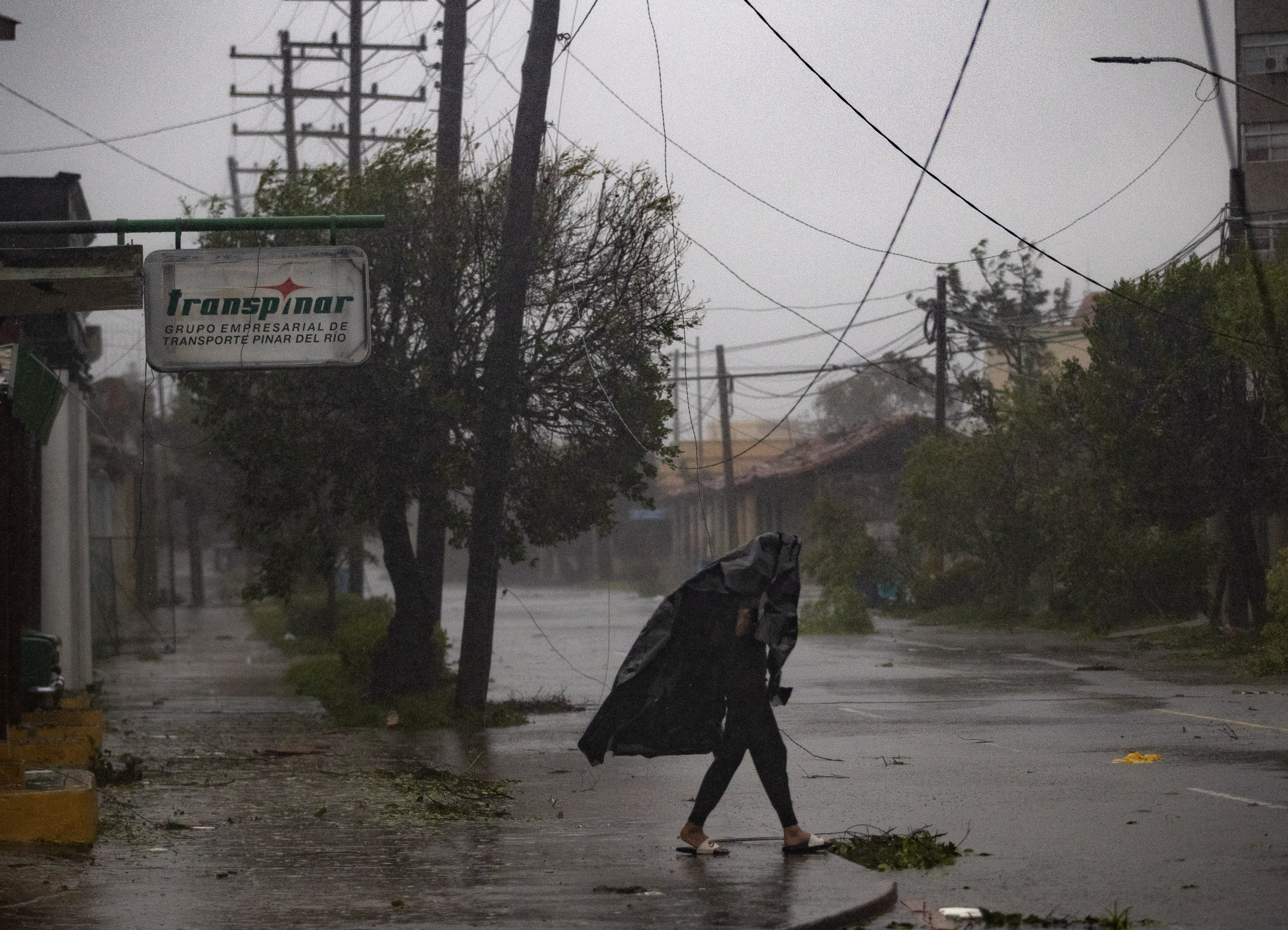 Un uomo cammina per una strada colpita dalla devastazione dell'uragano Ian a Pinar del Rio (Cuba).  EFE / Yander Zamora