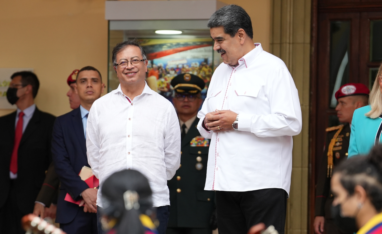 Gustavo Petro le entregó modestos detalles a Nicolás Maduro, que le regaló un opulento cuadro de Simón Bolívar