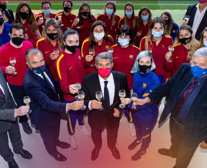 Jose Caro z zawodnikami drużyny siatkówki kobiet z Barcelony i liderami klubów